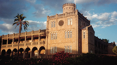 St. George's College, Harare didirikan pada tahun 1896 oleh seorang Yesuit Prancis.