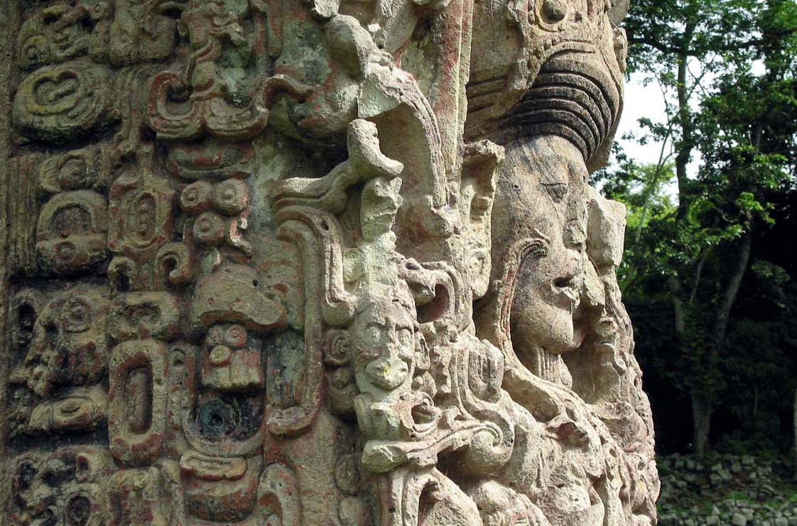 Một bia đá Maya, biểu tượng tiêu biểu của nền văn minh Maya Honduras tại Copán