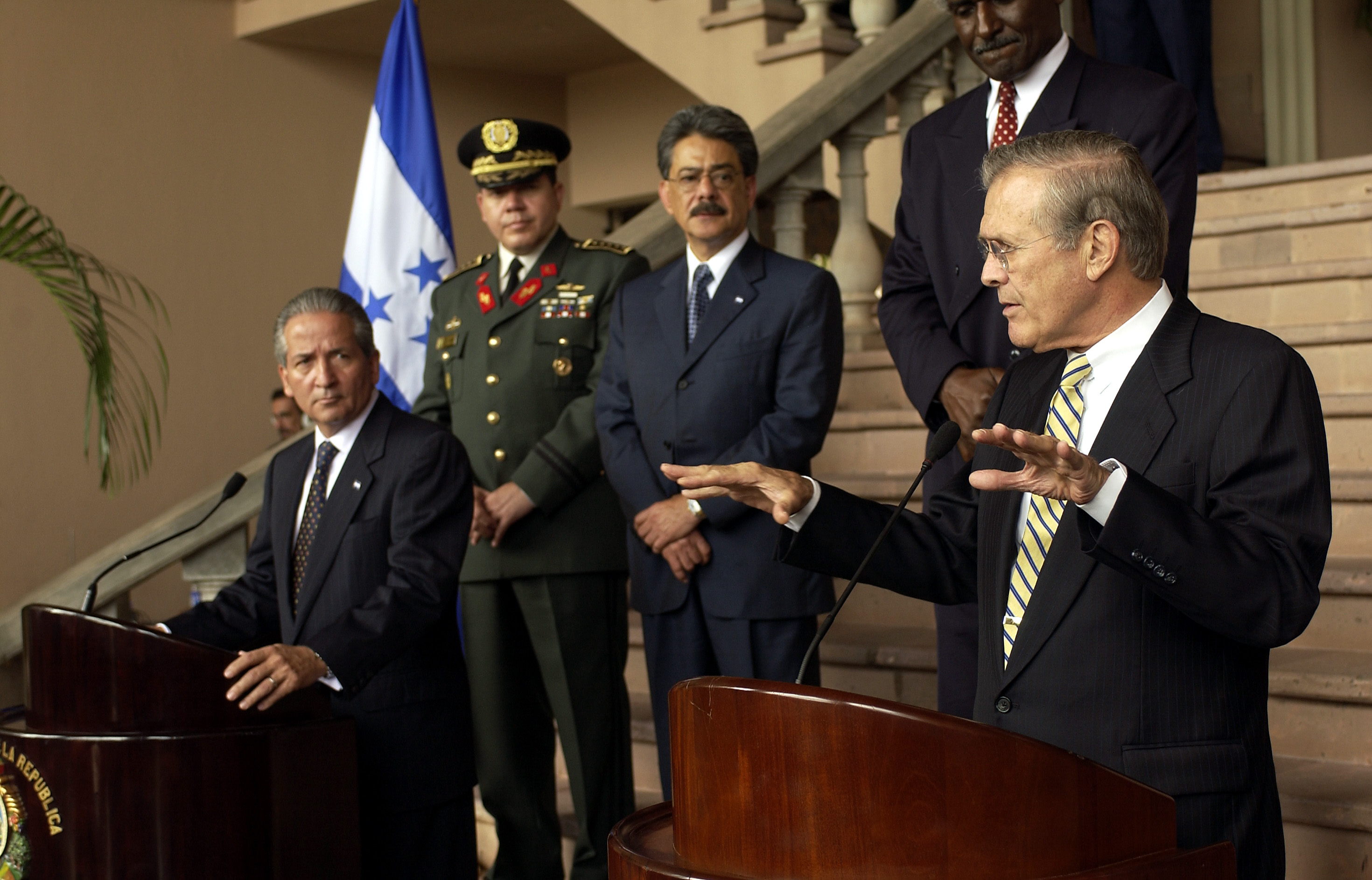 Tổng thống Ricardo Maduro cùng Bộ trưởng Quốc phòng Hoa Kỳ Donald Rumsfeld vào tháng 8 năm 2003