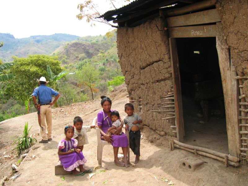 Một gia đình bản địa trong một ngôi làng nhỏ trên núi ở Honduras