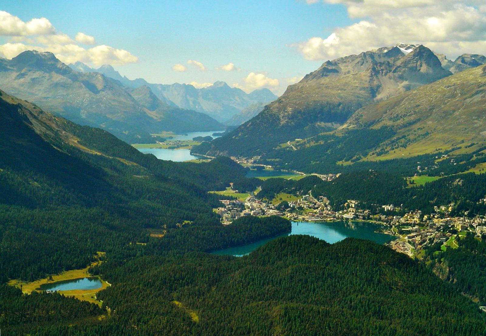 Lembah Engadin. Pelancongan menghasilkan pendapatan yang besar untuk kawasan tanah tinggi yang tidak mempunyai banyak industri.