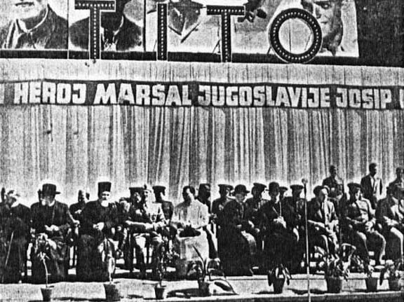 Hồng y Aloysius Stepinac cùng với nhà lãnh đạo cộng sản Croatia Vladimir Bakarić tại lễ kỷ niệm Ngày Quốc tế Lao động, ngay trước khi Stepinac bị bắt và bị kết án bởi những người cộng sản.
