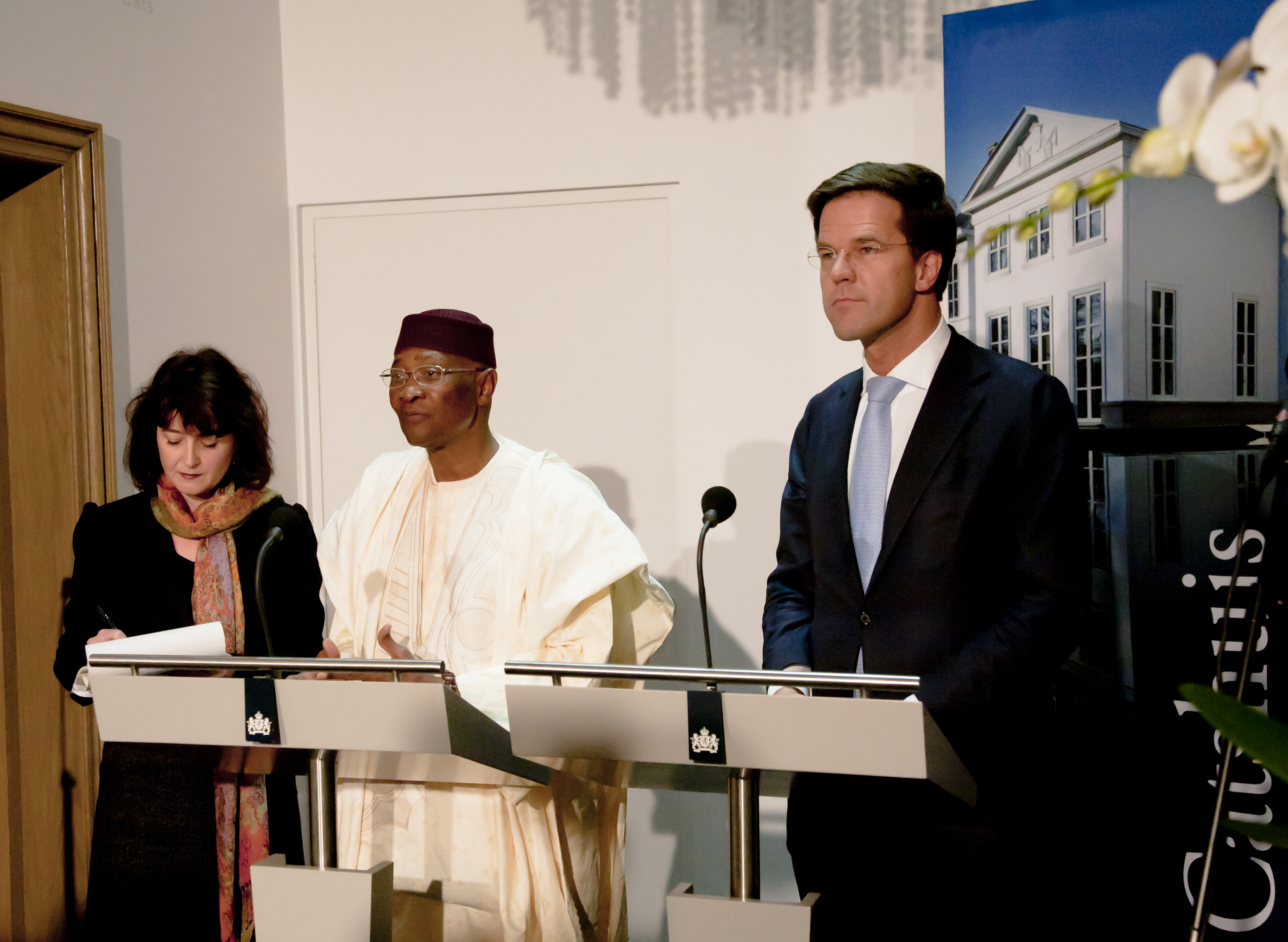 Mantan Presiden Mali Amadou Toumani Touré dan Perdana Menteri Belanda Mark Rutte.