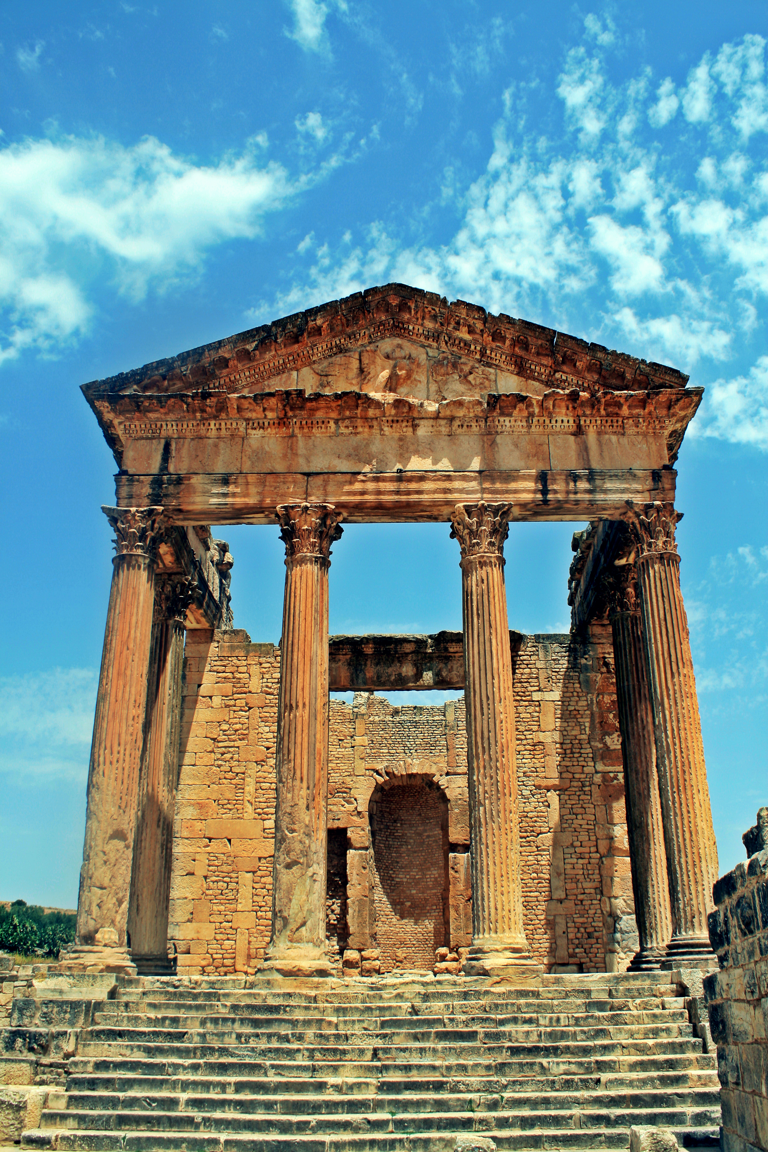 Reruntuhan kuil abad ke-2 di Dougga, salah satu dari sembilan Situs Warisan Dunia di Tunisia