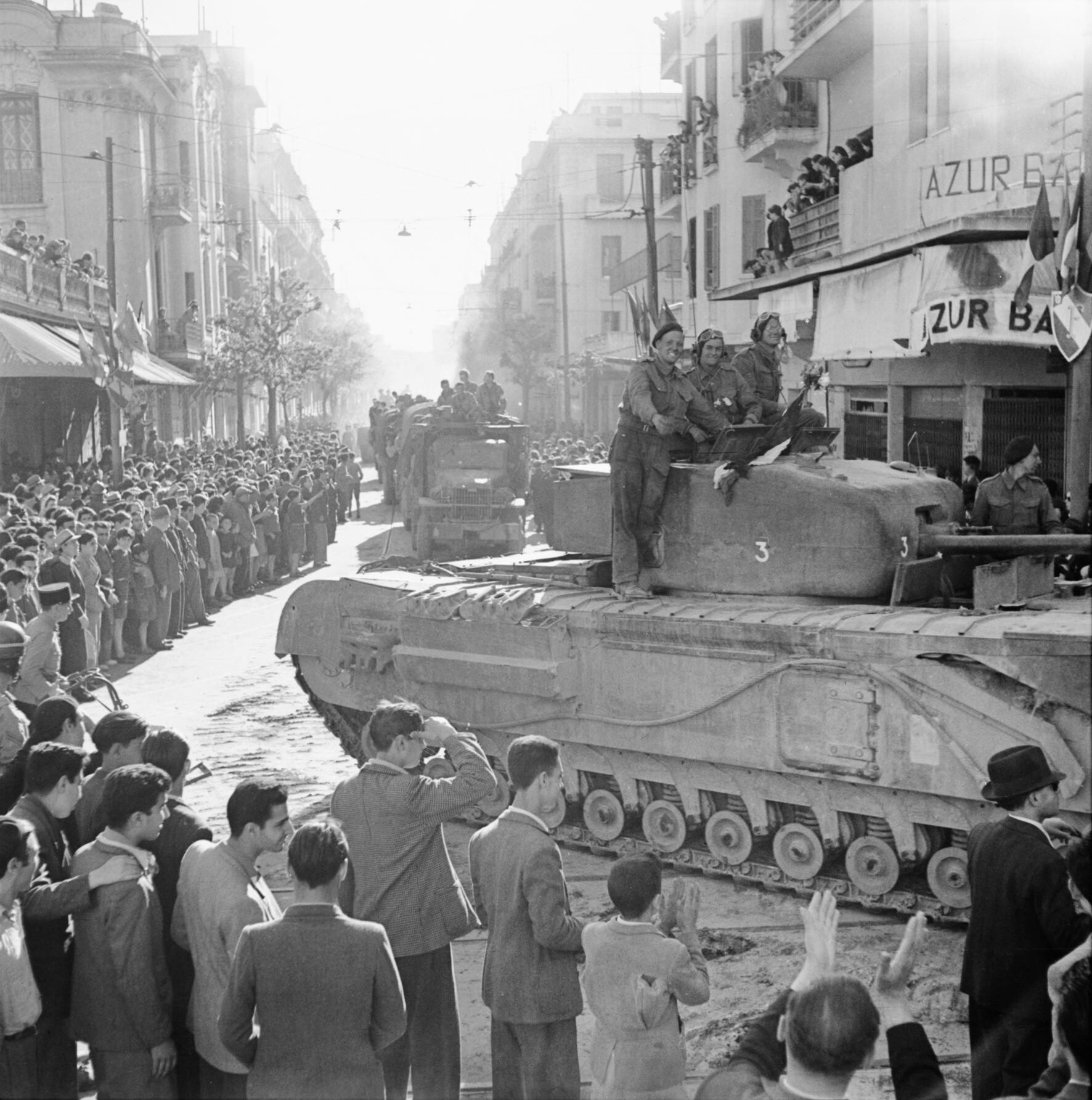Tank Inggris bergerak melalui Tunis setelah kota itu direbut dari pasukan Axis, 8 Mei 1943.