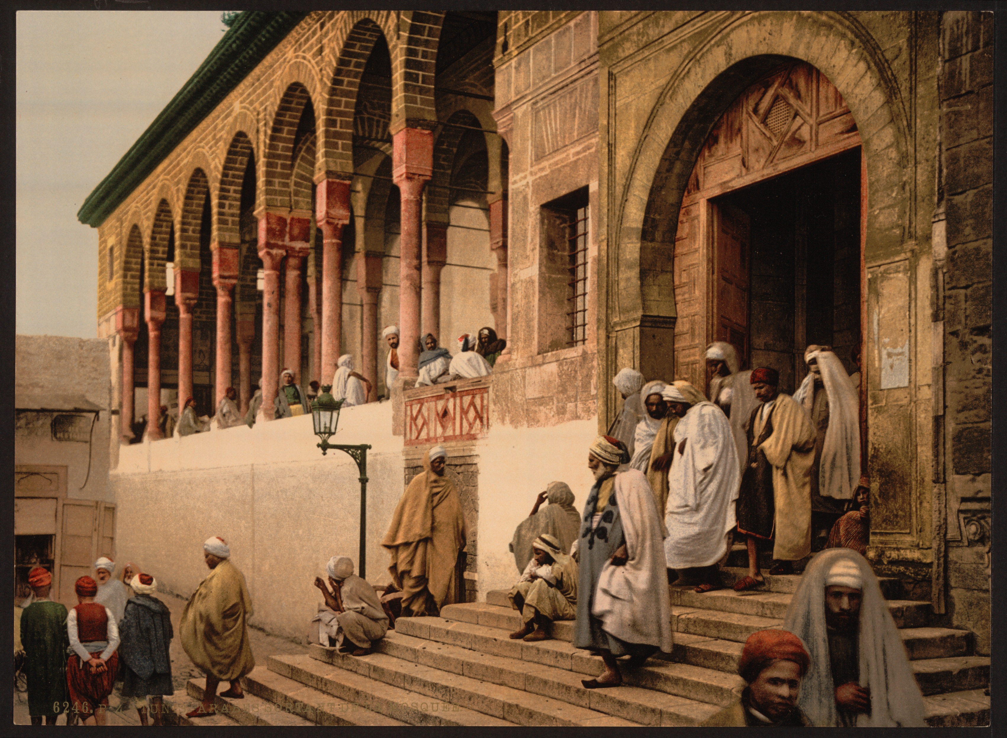 Orang Arab meninggalkan masjid di Tunis sekitar tahun 1899