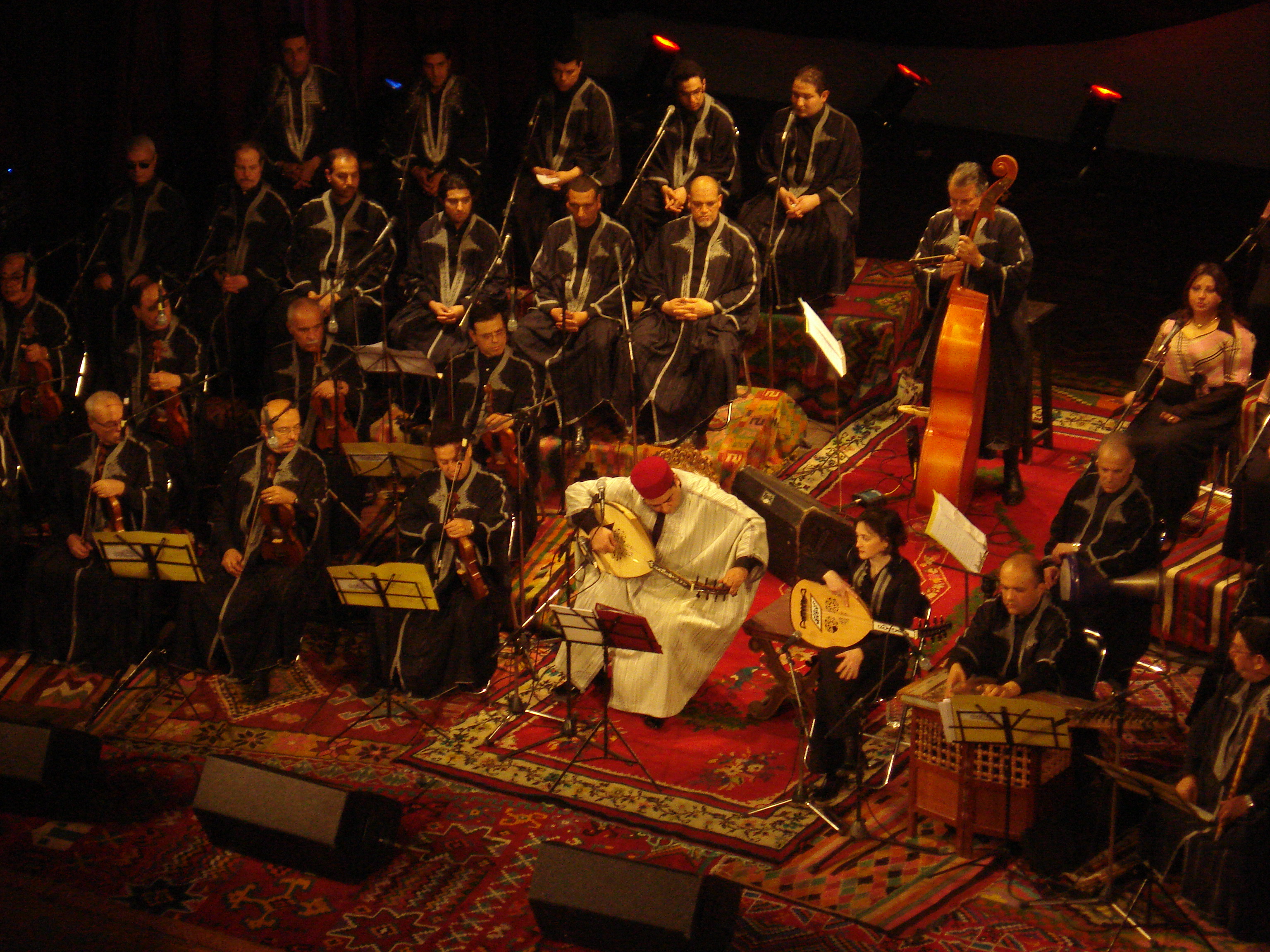 Orkestra Rachidia memainkan musik tradisional di Teater Tunis