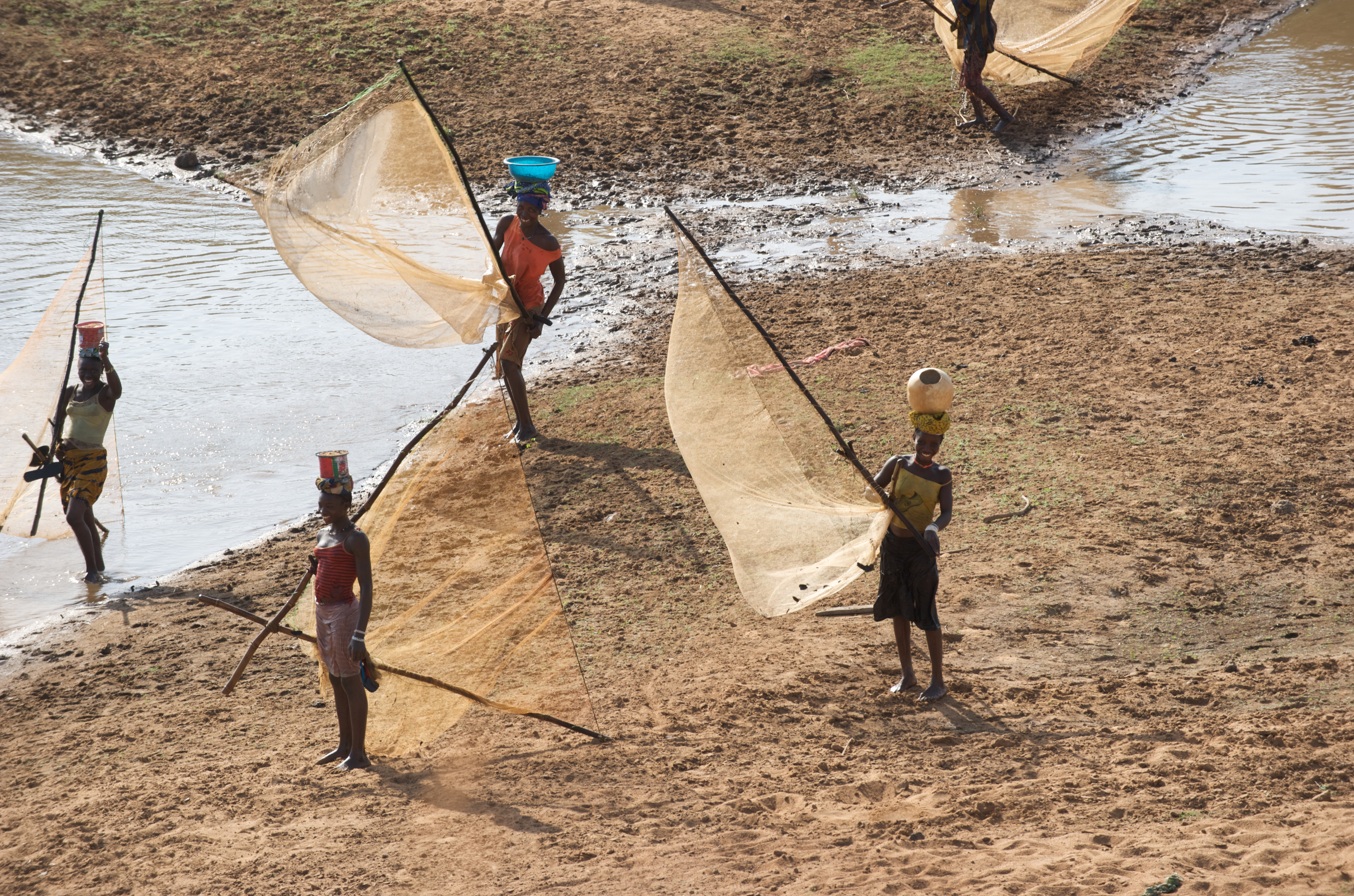 Malinke fisherwomen on the Niger River in Niandankoro, Kankan Region. Fishing and agriculture are vital to rural livelihoods.