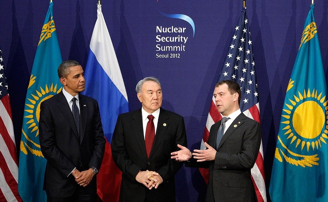 Presiden Nazarbayev bersama Presiden AS Barack Obama dan Presiden Rusia Dmitry Medvedev pada tahun 2012