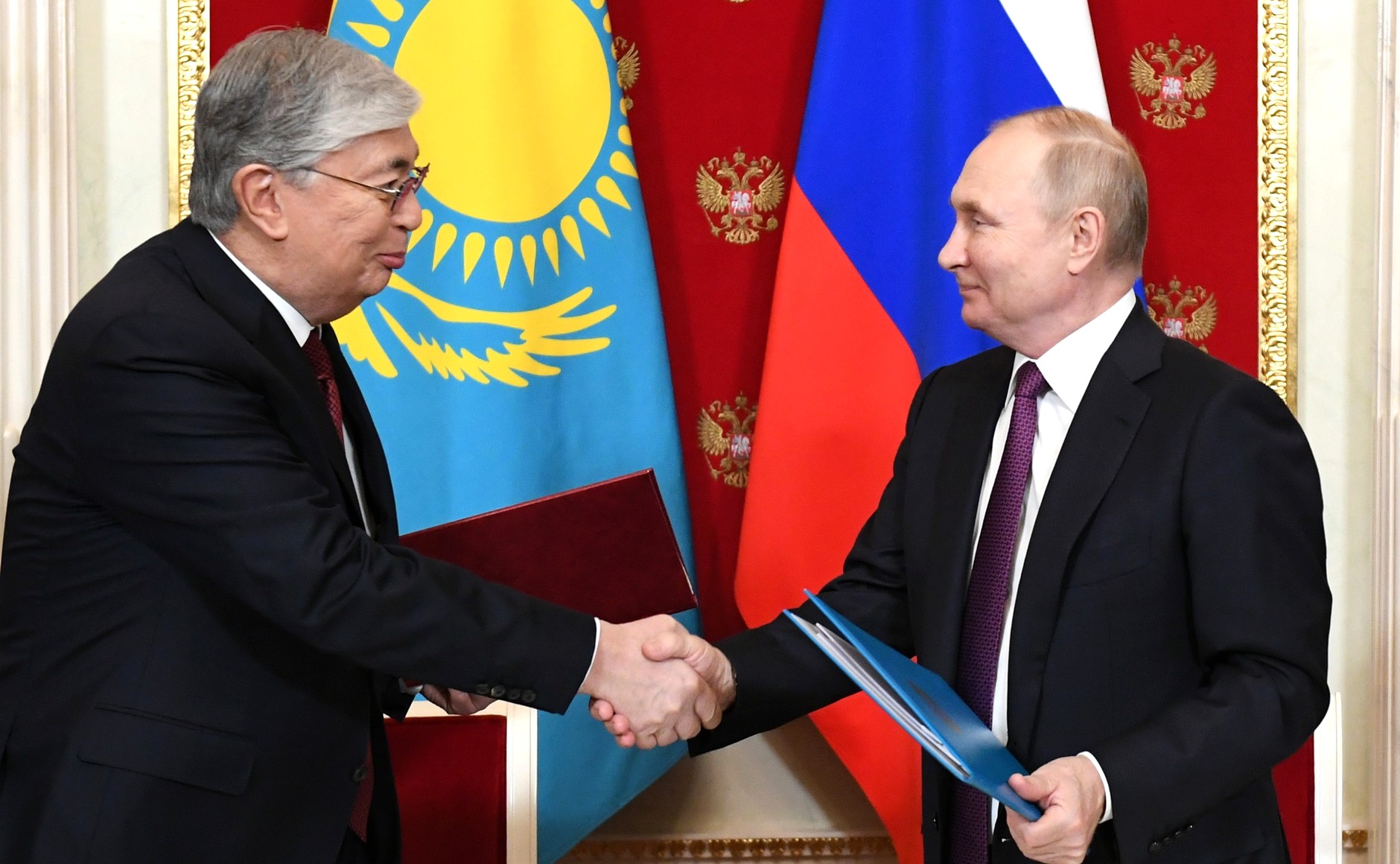 Presiden Kassym-Jomart Tokayev bersama Presiden Rusia Vladimir Putin, 28 November 2022