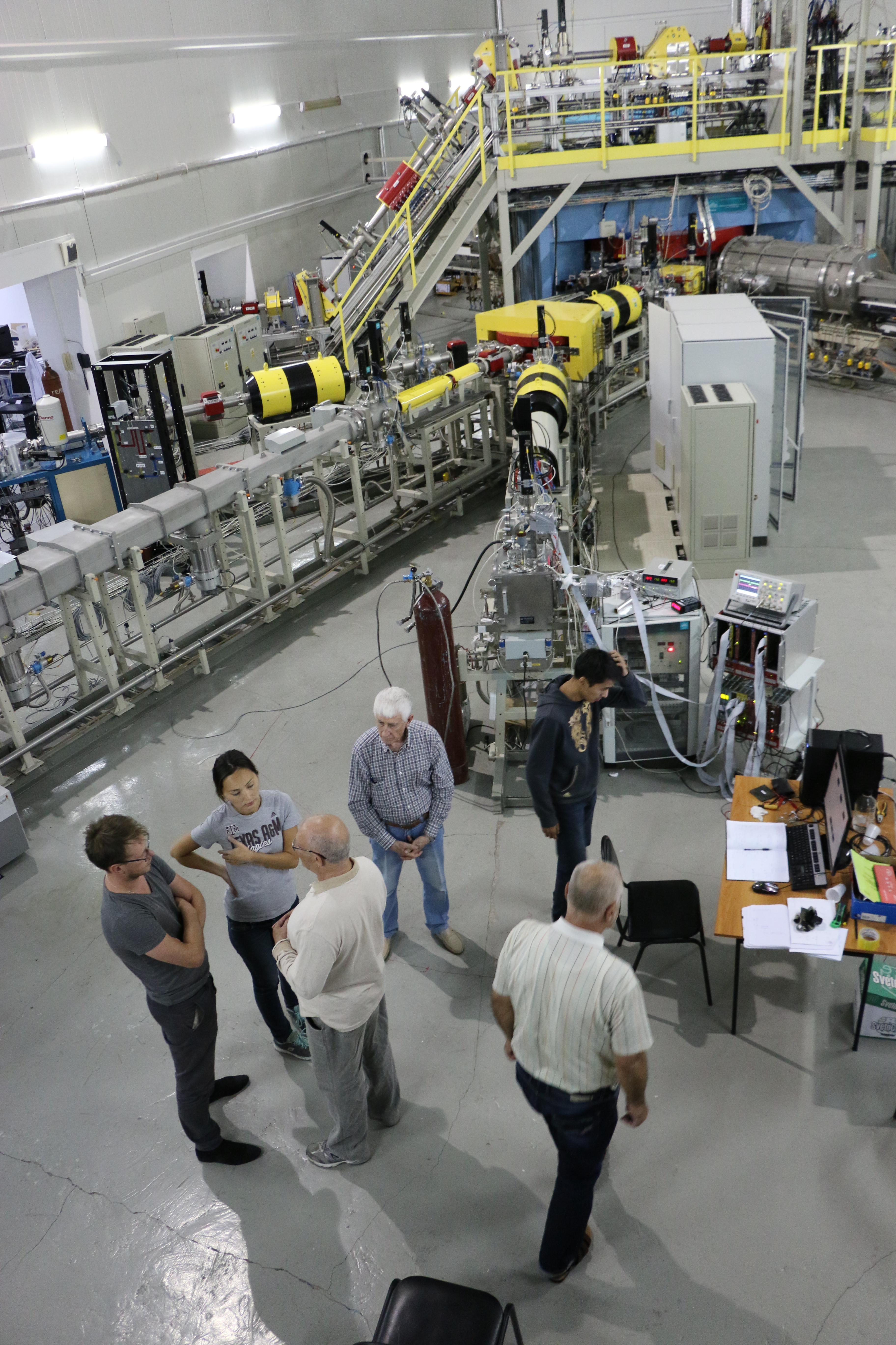 Nhóm các nhà vật lý Kazakhstan hợp tác với các nhà nghiên cứu Uzbekistan làm việc tại máy gia tốc ion DC-60