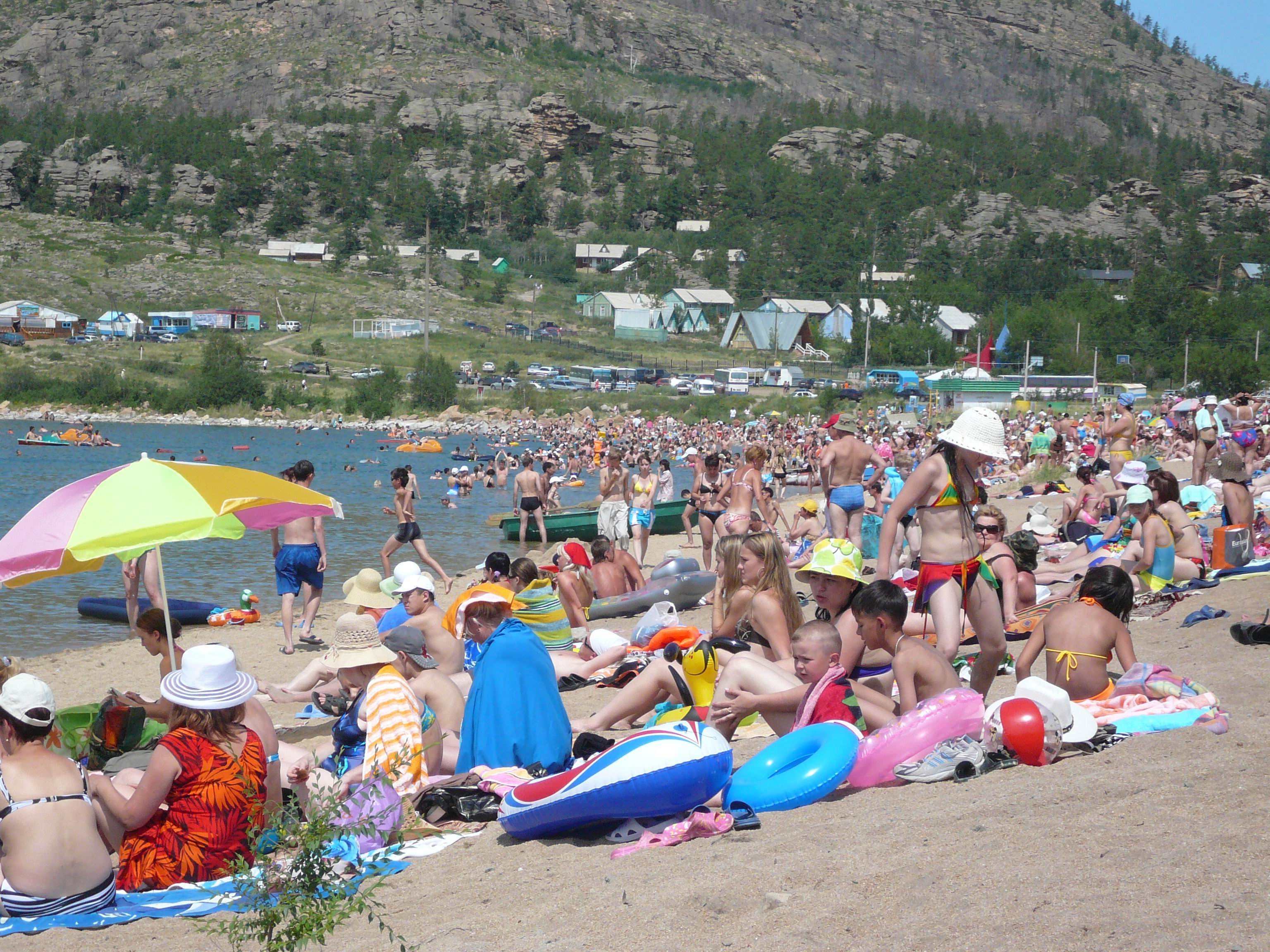 Rakyat Kazakhstan di pantai Tasik Jasybay, Wilayah Pavlodar