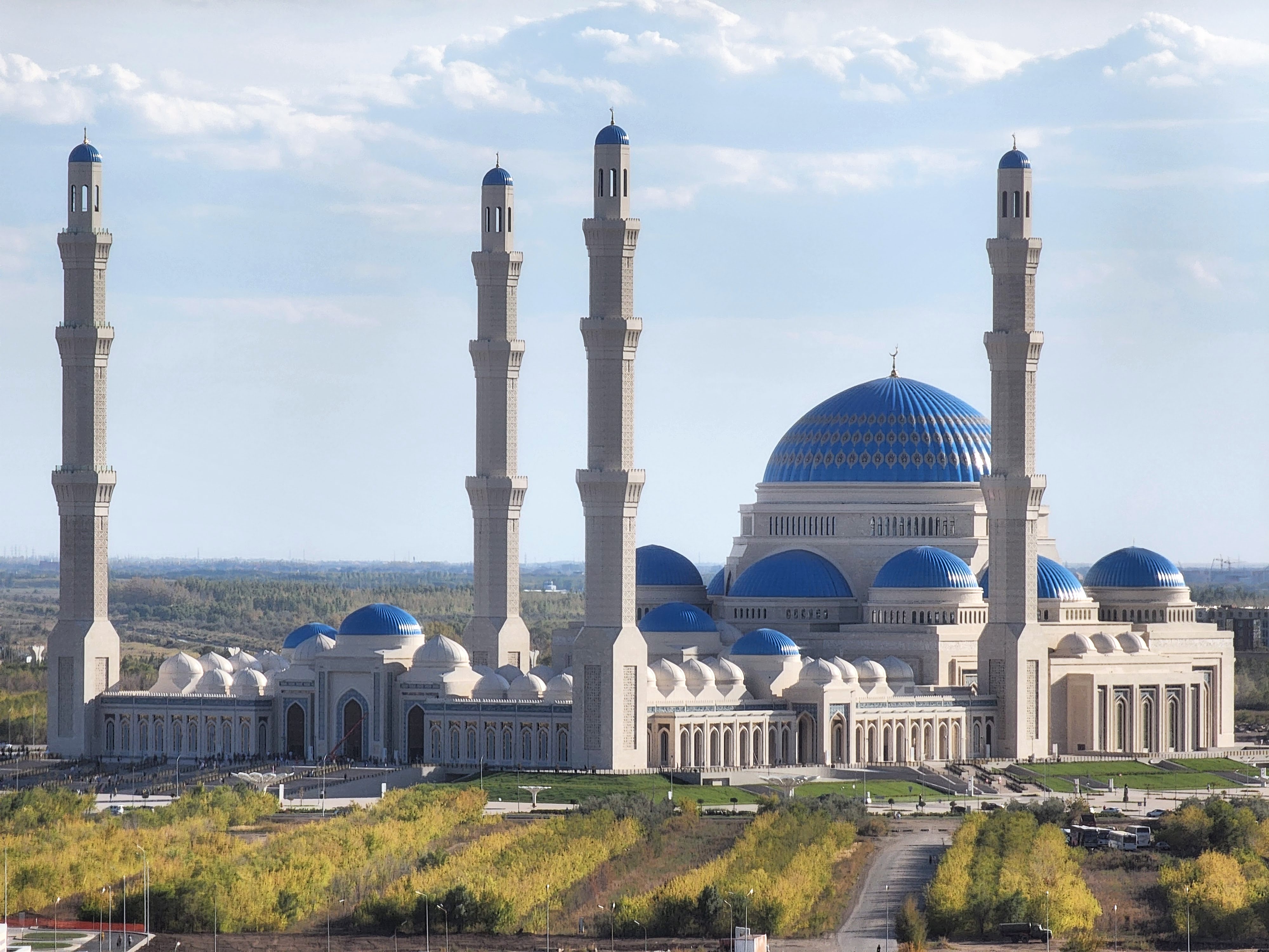 Masjid Besar Astana di ibu negara Astana. Islam adalah agama majoriti di negara ini.