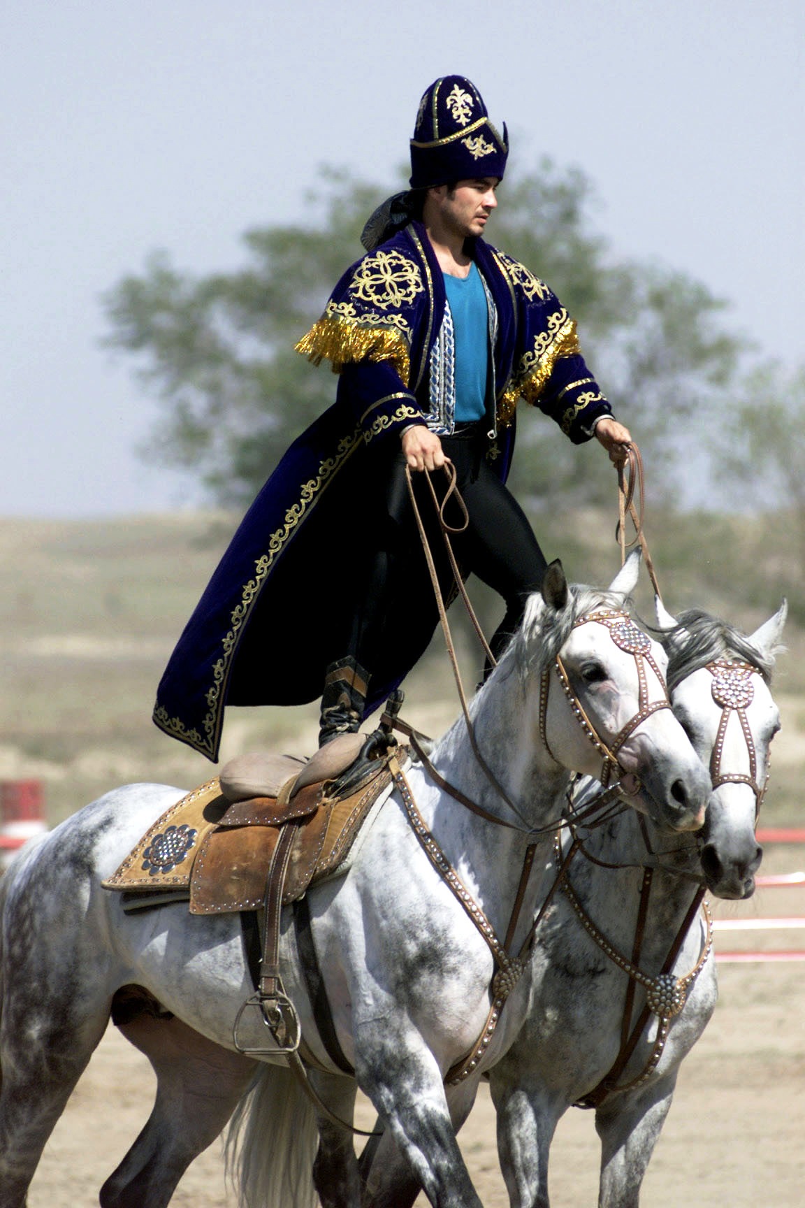 Một nghệ sĩ biểu diễn Kazakhstan thể hiện di sản cưỡi ngựa lâu đời như một phần của buổi hòa nhạc gala trong lễ khai mạc Tiểu đoàn Gìn giữ Hòa bình Trung Á.