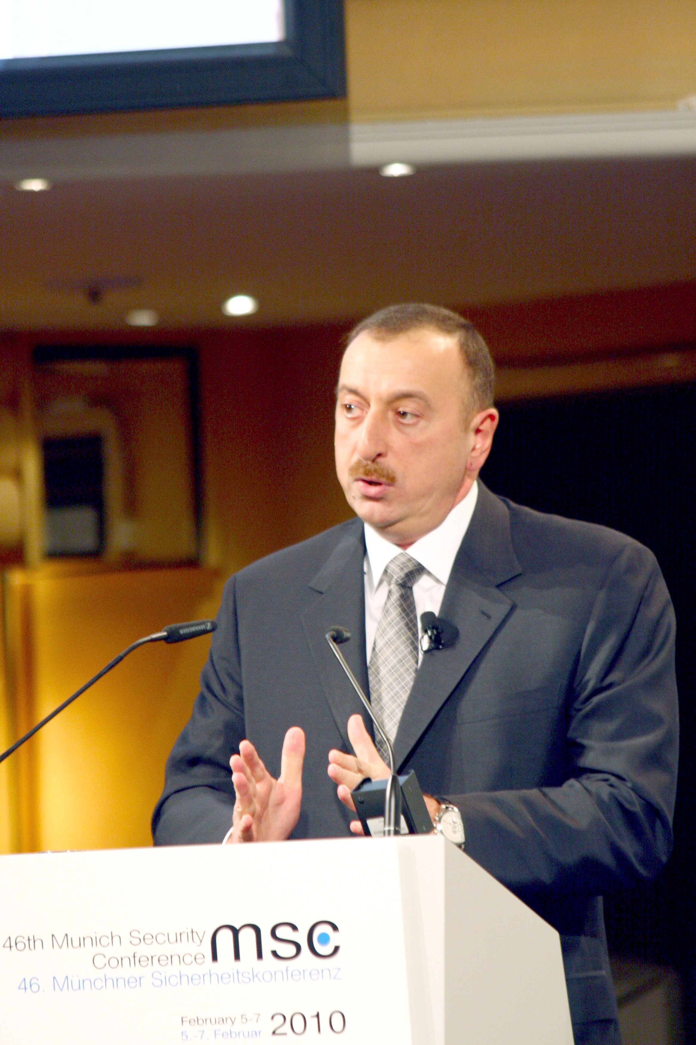 Ilham Aliyev, Tổng thống thứ tư và hiện tại của Azerbaijan, kế nhiệm cha mình là Heydar Aliyev vào năm 2003.