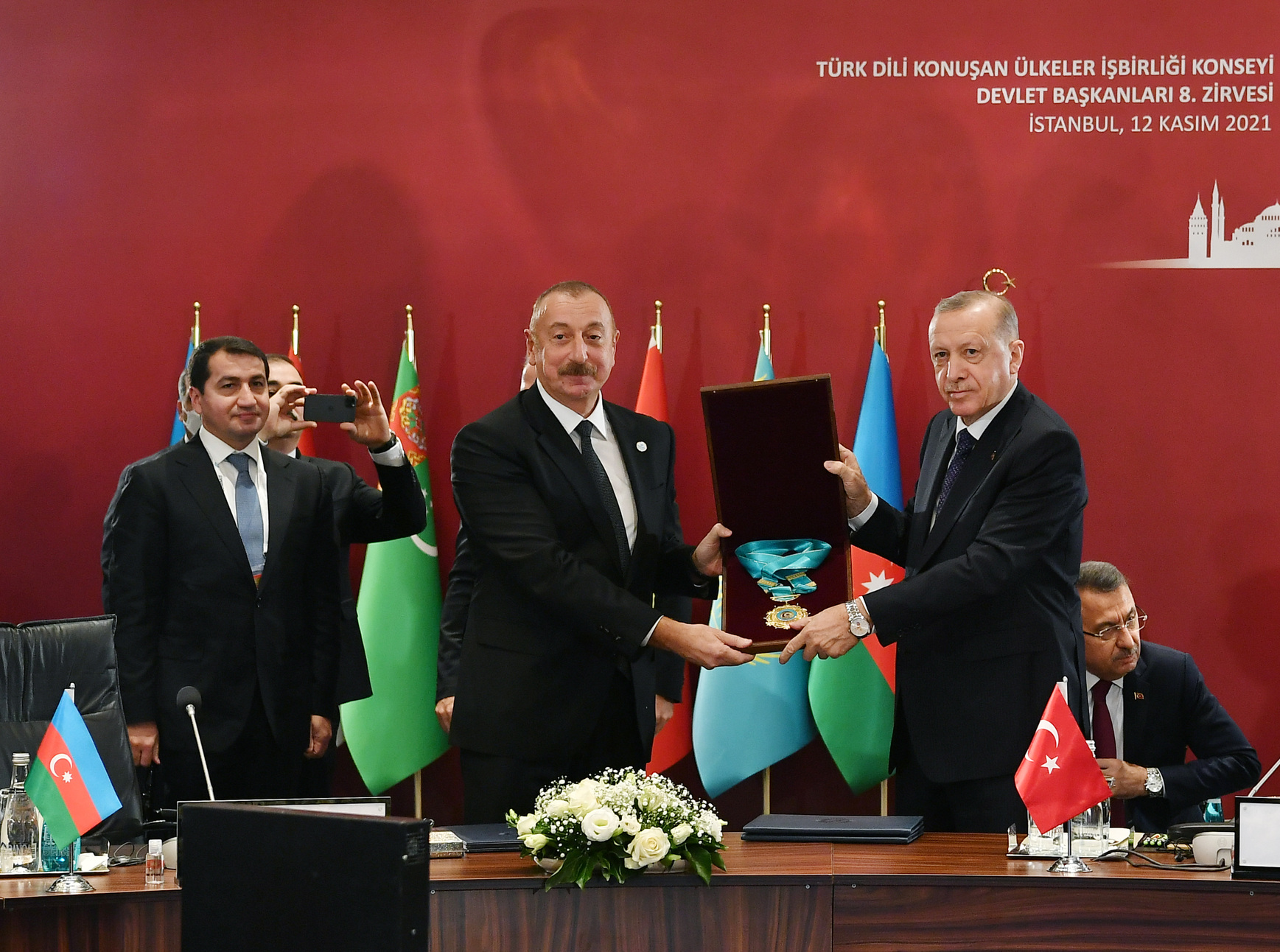 Presiden İlham Aliyev menerima Ordo Tertinggi Dunia Turk dari Presiden Turki Recep Tayyip Erdoğan selama KTT ke-8 Organisasi Negara-Negara Turkik di Istanbul, Turki, 12 November 2021