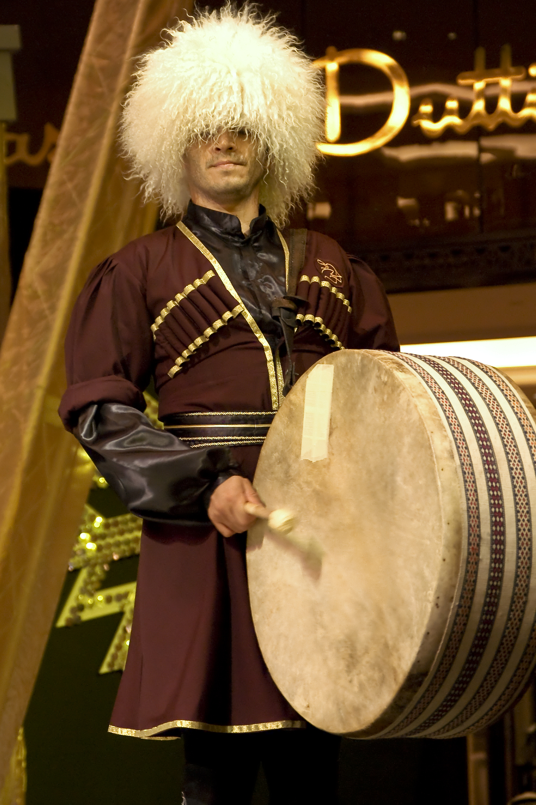 Pakaian dan alat musik tradisional Azerbaijan