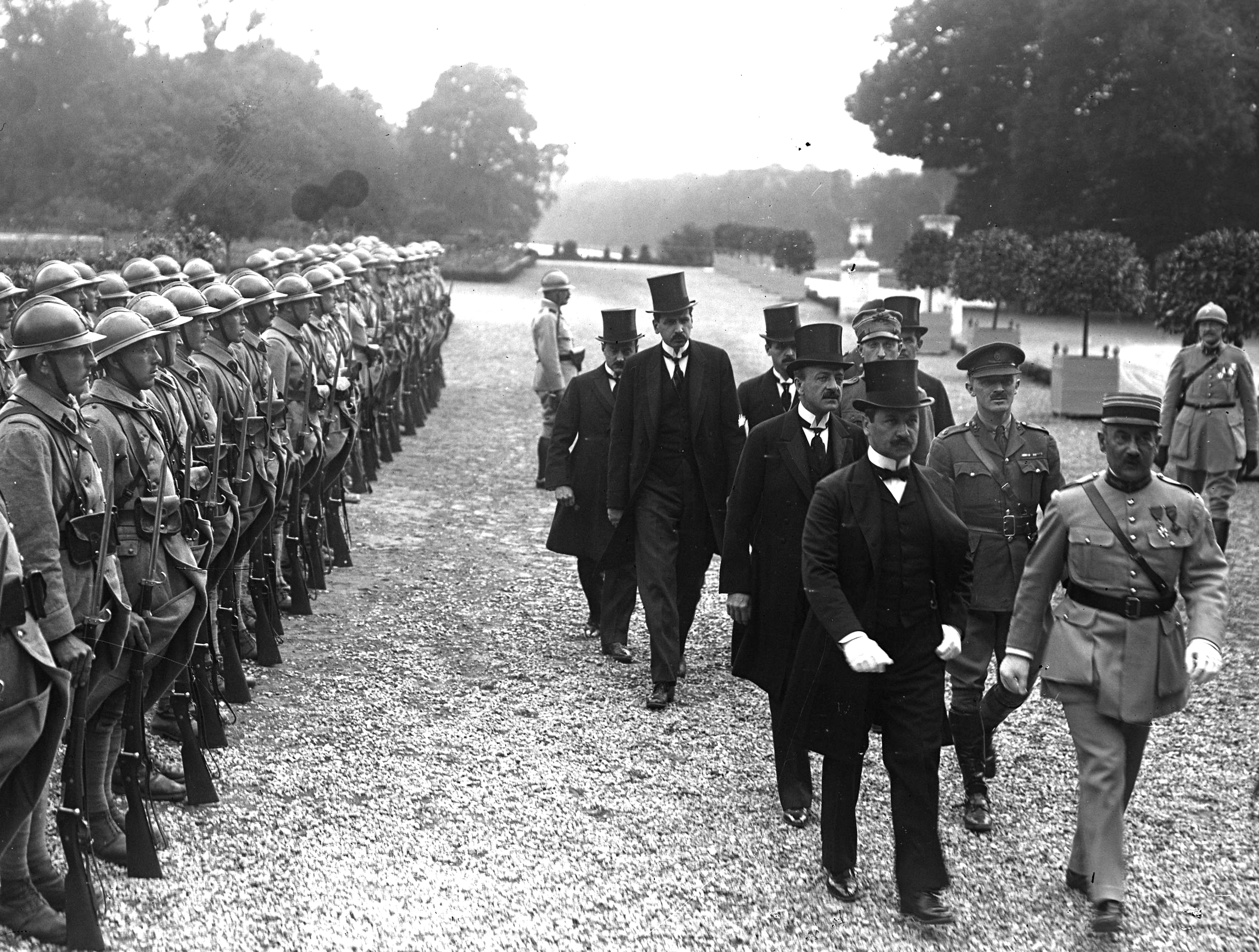 Delegasi Hungary tiba di Istana Grand Trianon di Versailles, untuk menandatangani Perjanjian Trianon, yang menyerahkan wilayah Slovakia (Hungary Hulu) kepada Czechoslovakia selepas Perang Dunia Pertama, 1920