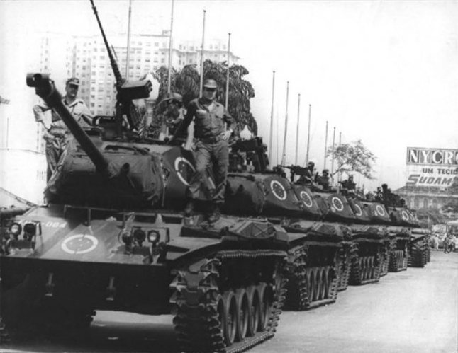 1968年4月、軍事独裁政権下のリオデジャネイロ、プレジデンテ・ヴァルガス通りを進むM41戦車。