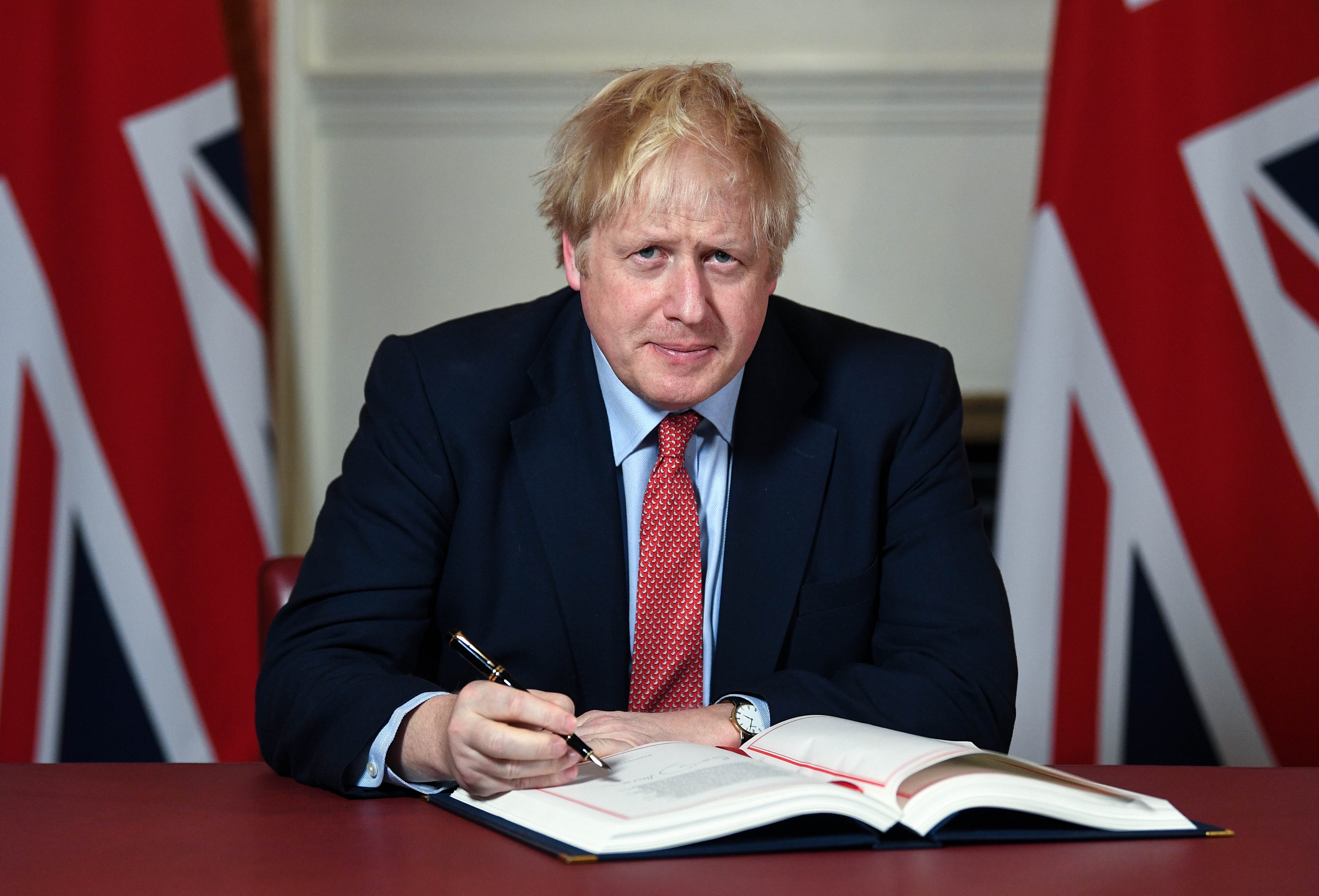 Perdana Menteri Boris Johnson menandatangani perjanjian penarikan Brexit, secara resmi menarik Britania Raya dari Uni Eropa (UE).