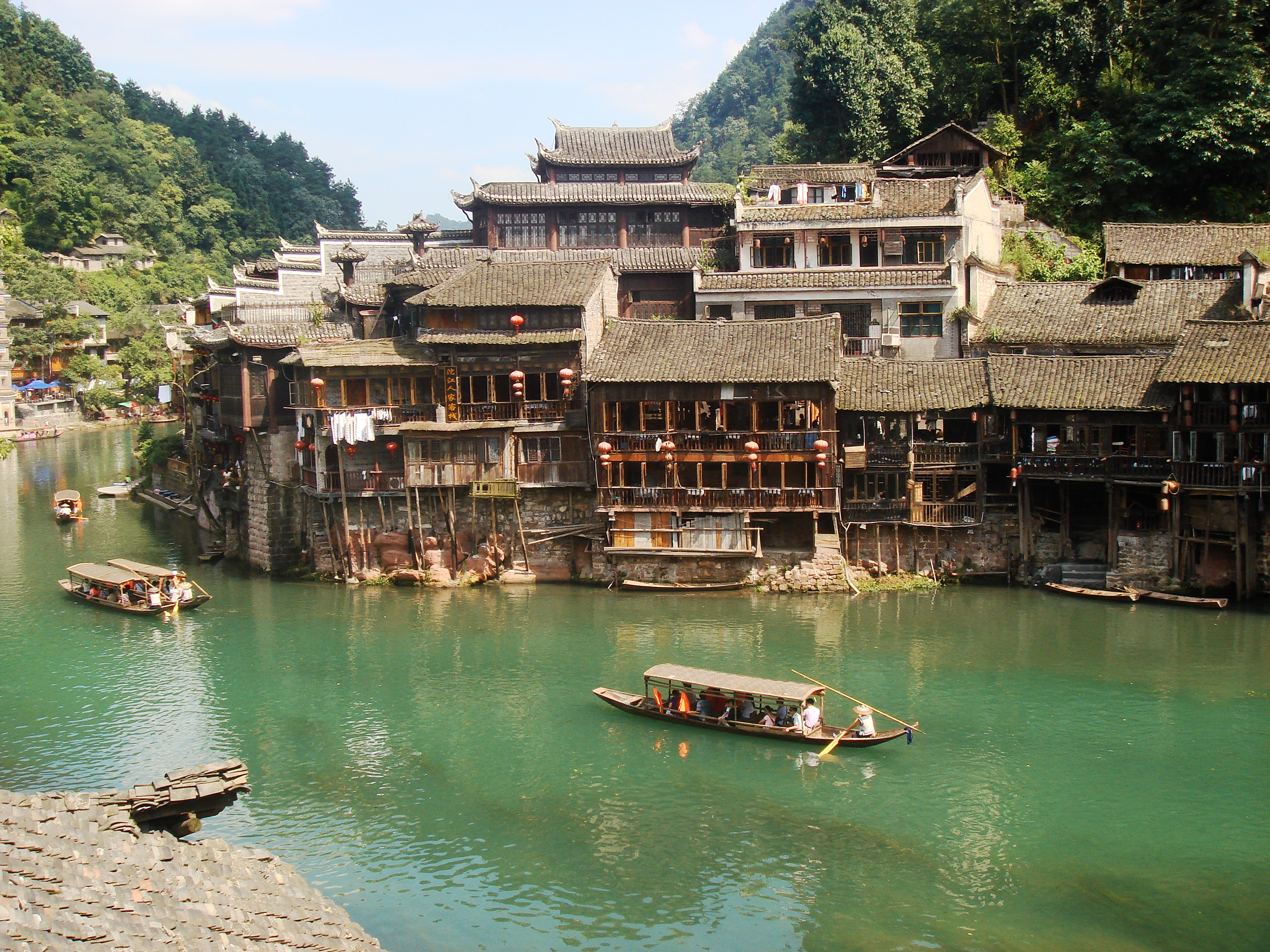 Kabupaten Fenghuang, sebuah kota kuno yang menyimpan banyak peninggalan arsitektur bergaya Ming dan Qing