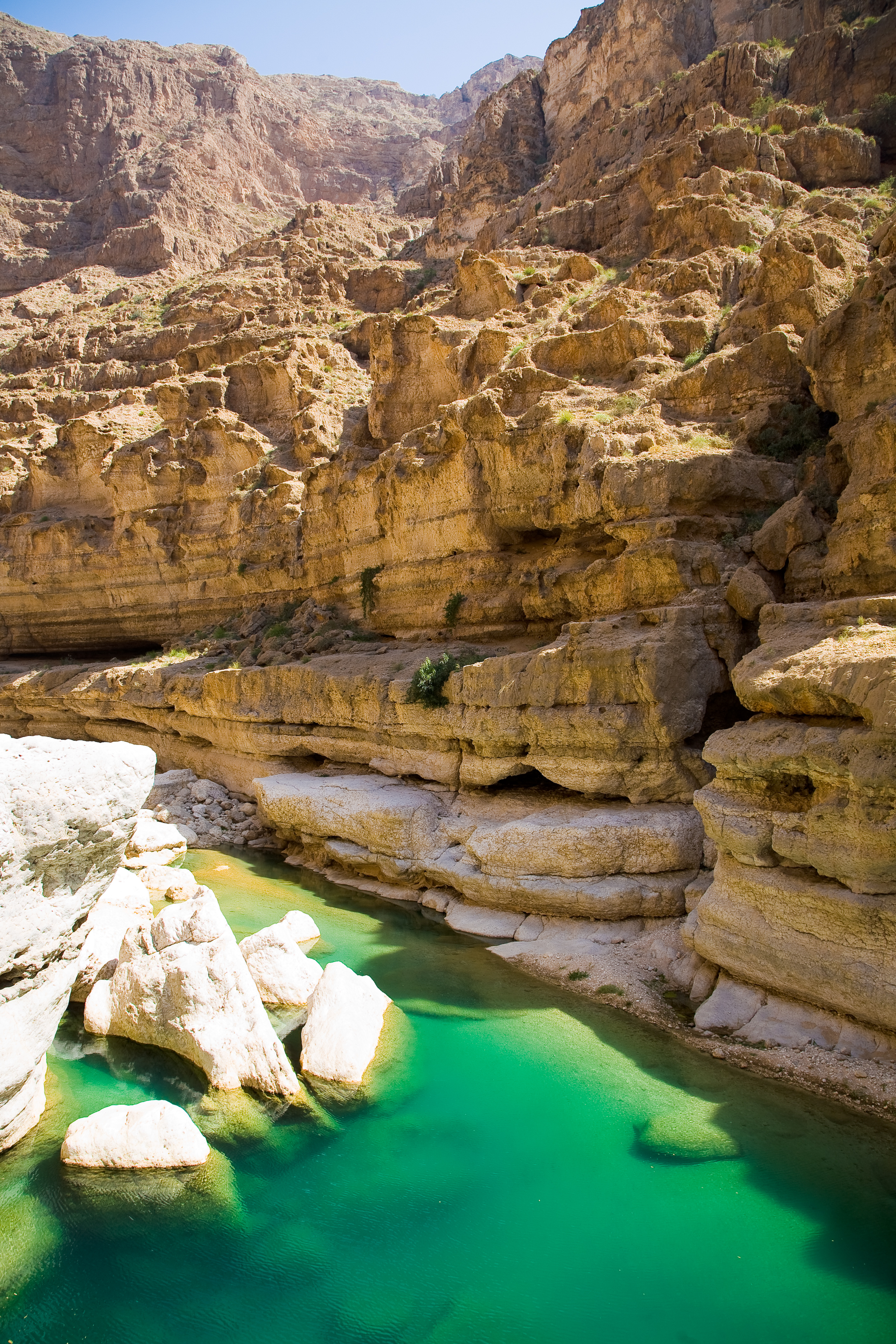 Wadi Shab, sebuah lembah sungai yang terkenal di Oman.