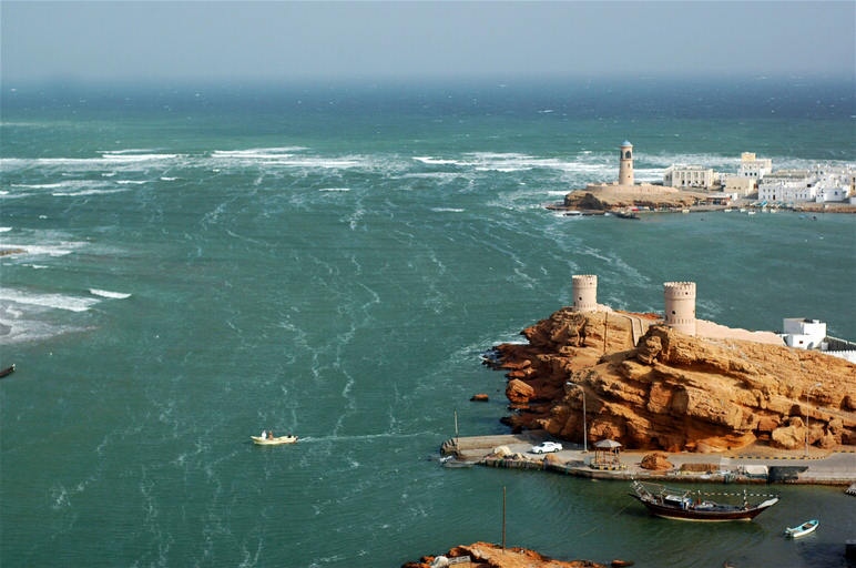 Pantai Sur, Oman, menunjukkan ciri pesisir negara.