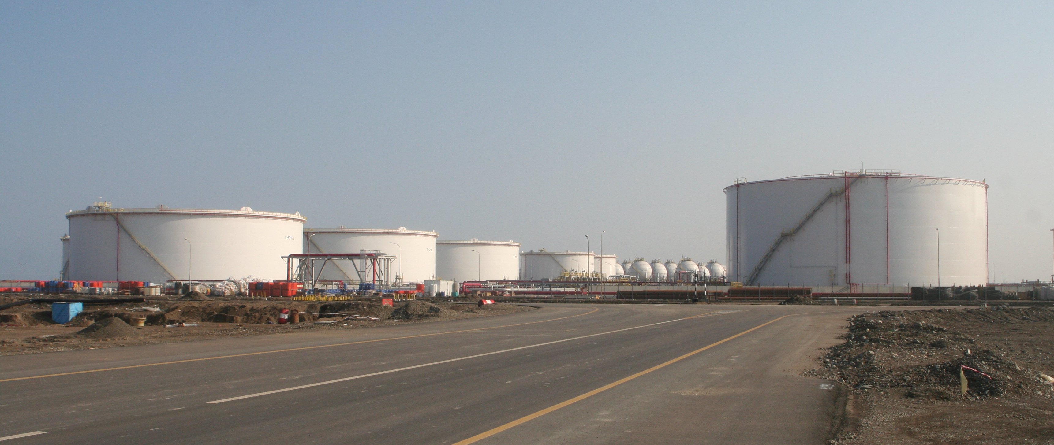 Tangki petrokimia di Sohar