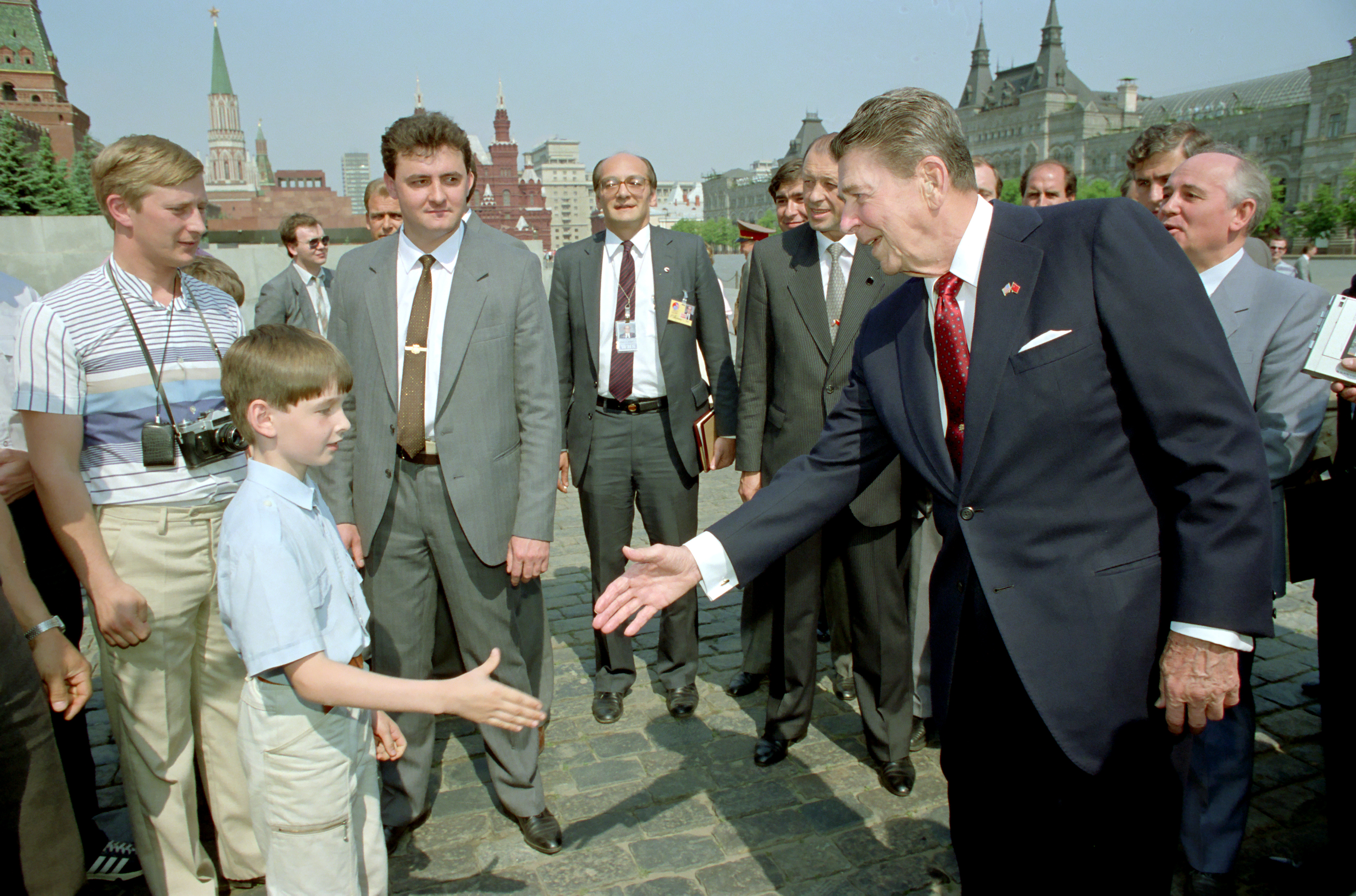 Pemimpin Soviet Mikhail Gorbachev dan Presiden AS Ronald Reagan di Lapangan Merah selama KTT Moskwa, 31 Mei 1988