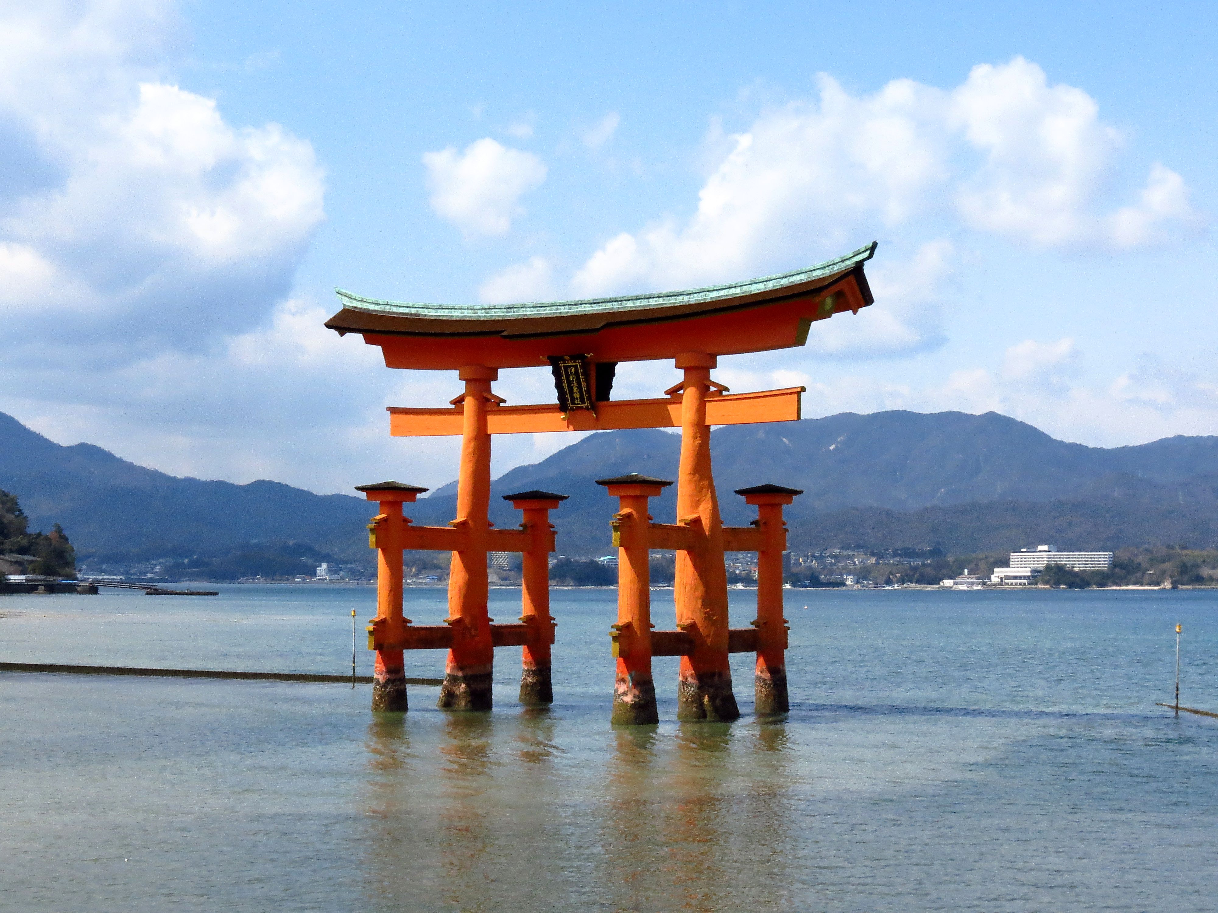 Torii dari Kuil Shinto Itsukushima dekat Hiroshima