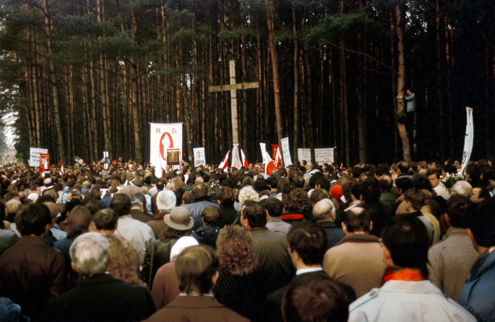 Perjumpaan di hutan Kurapaty, 1989, di mana antara 1937 dan 1941, dari 30,000 hingga 250,000 orang, termasuk ahli intelligentsia Belarus, telah dibunuh oleh NKVD semasa Pembersihan Besar