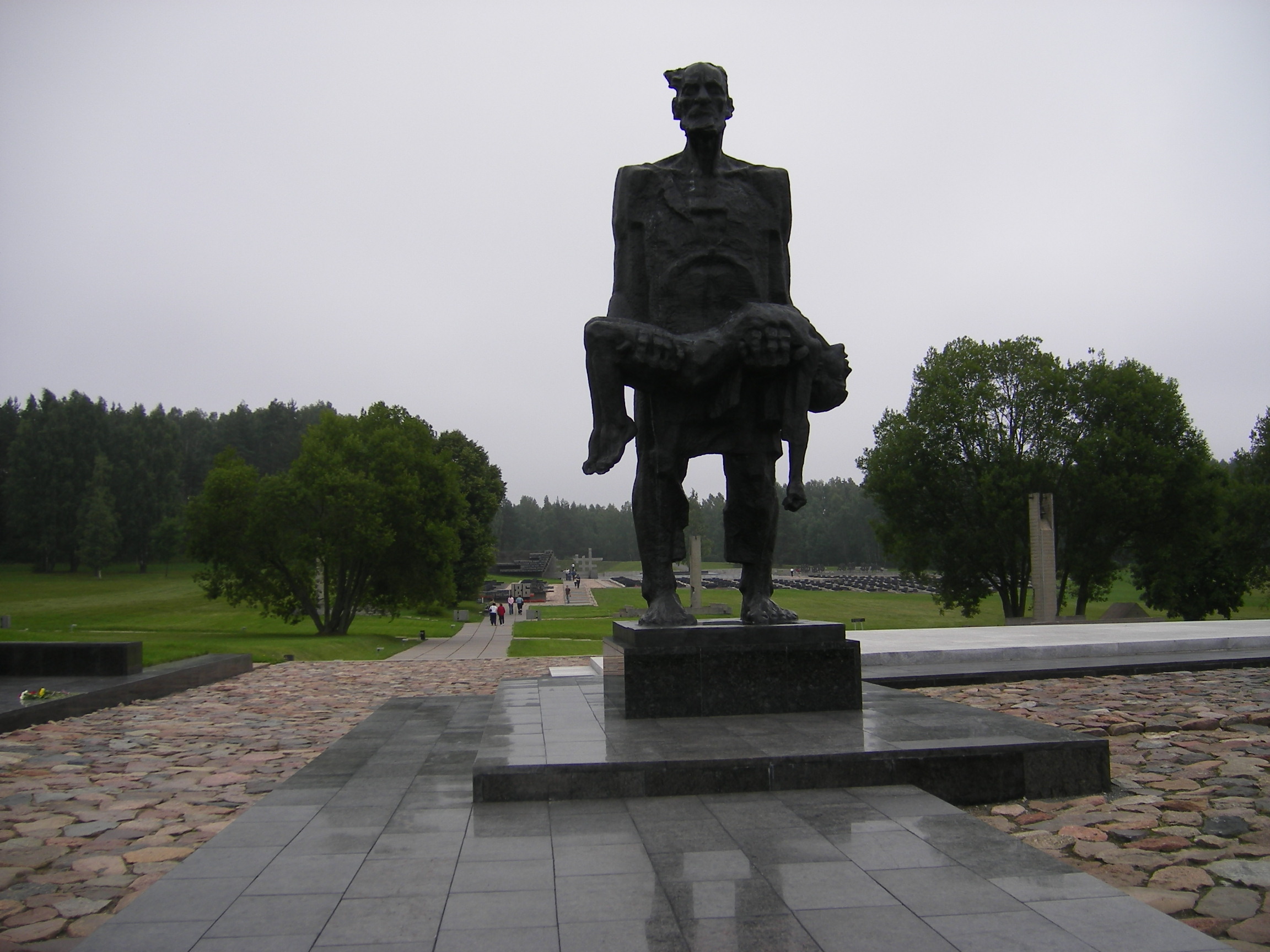 Memorial Khatyn; semasa Perang Dunia Kedua, Nazi Jerman membunuh orang awam di 5,295 lokaliti berbeza di Soviet Belarus yang diduduki.