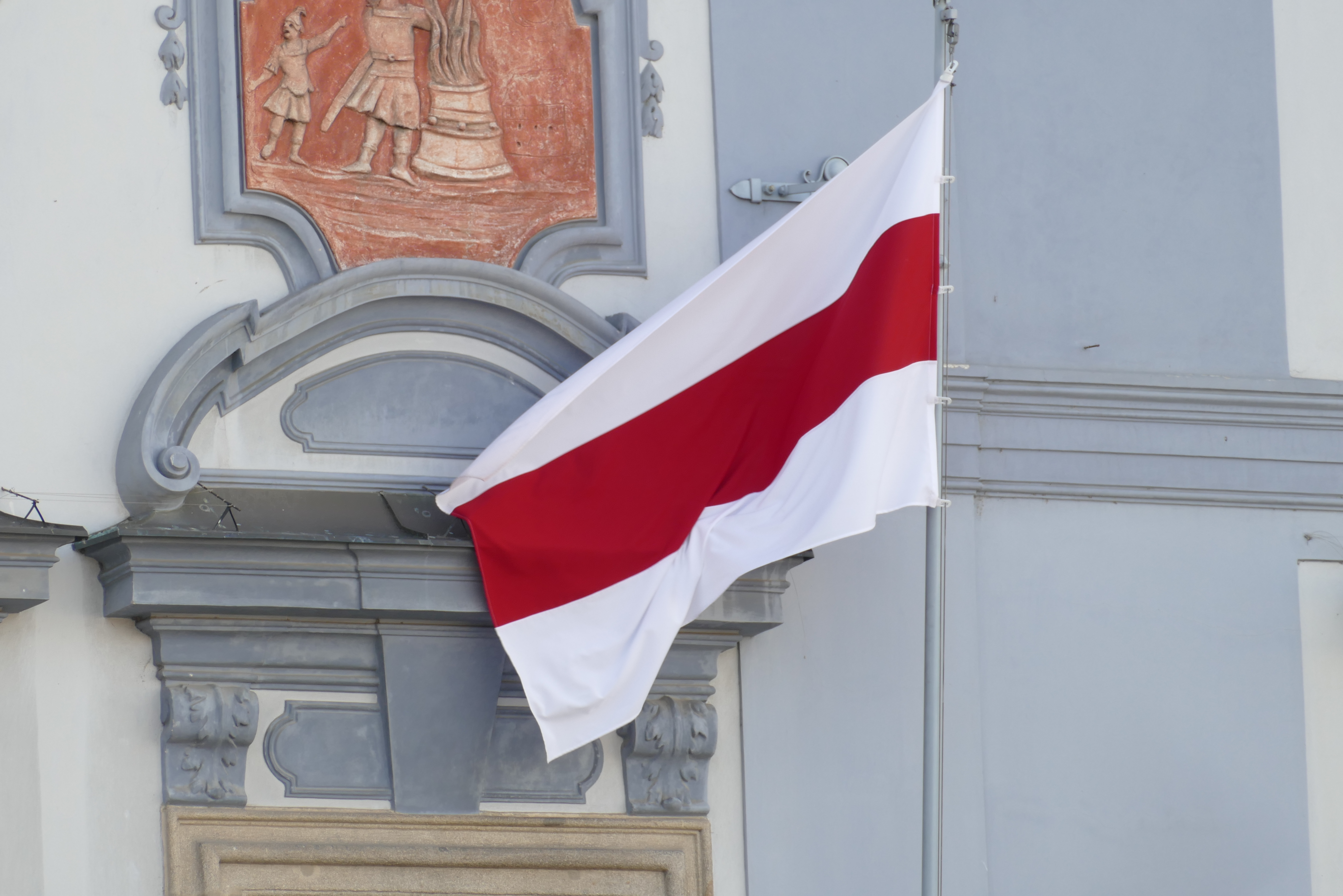 Bekas bendera Belarus, digunakan pada 1918, kemudian pada 1943-44 dan kemudian antara 1991 dan 1995, digunakan secara meluas sebagai simbol penentangan terhadap kerajaan Alexander Lukashenko.