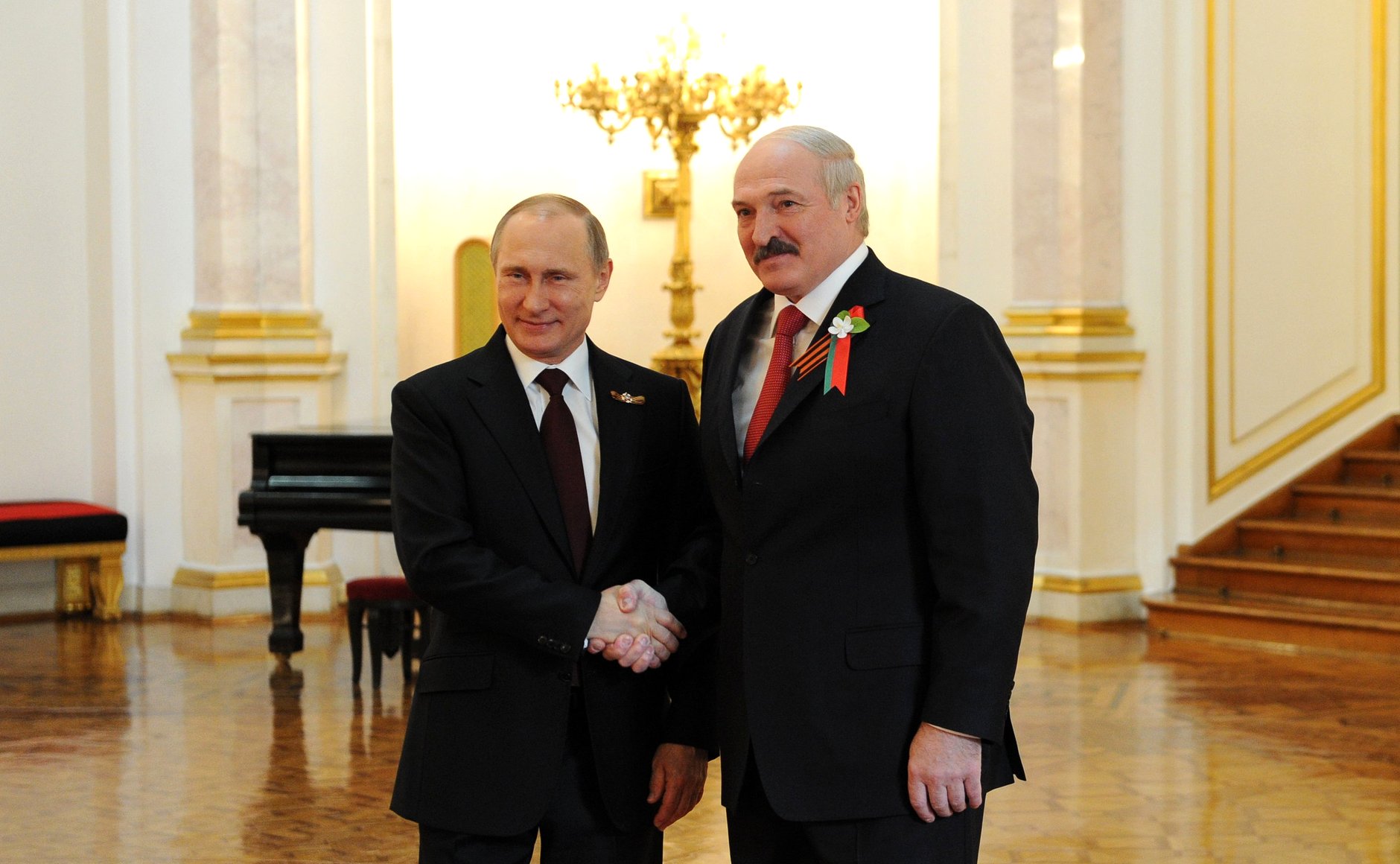 Presiden Alexander Lukashenko berjabat tangan dengan Presiden Rusia Vladimir Putin, 2015
