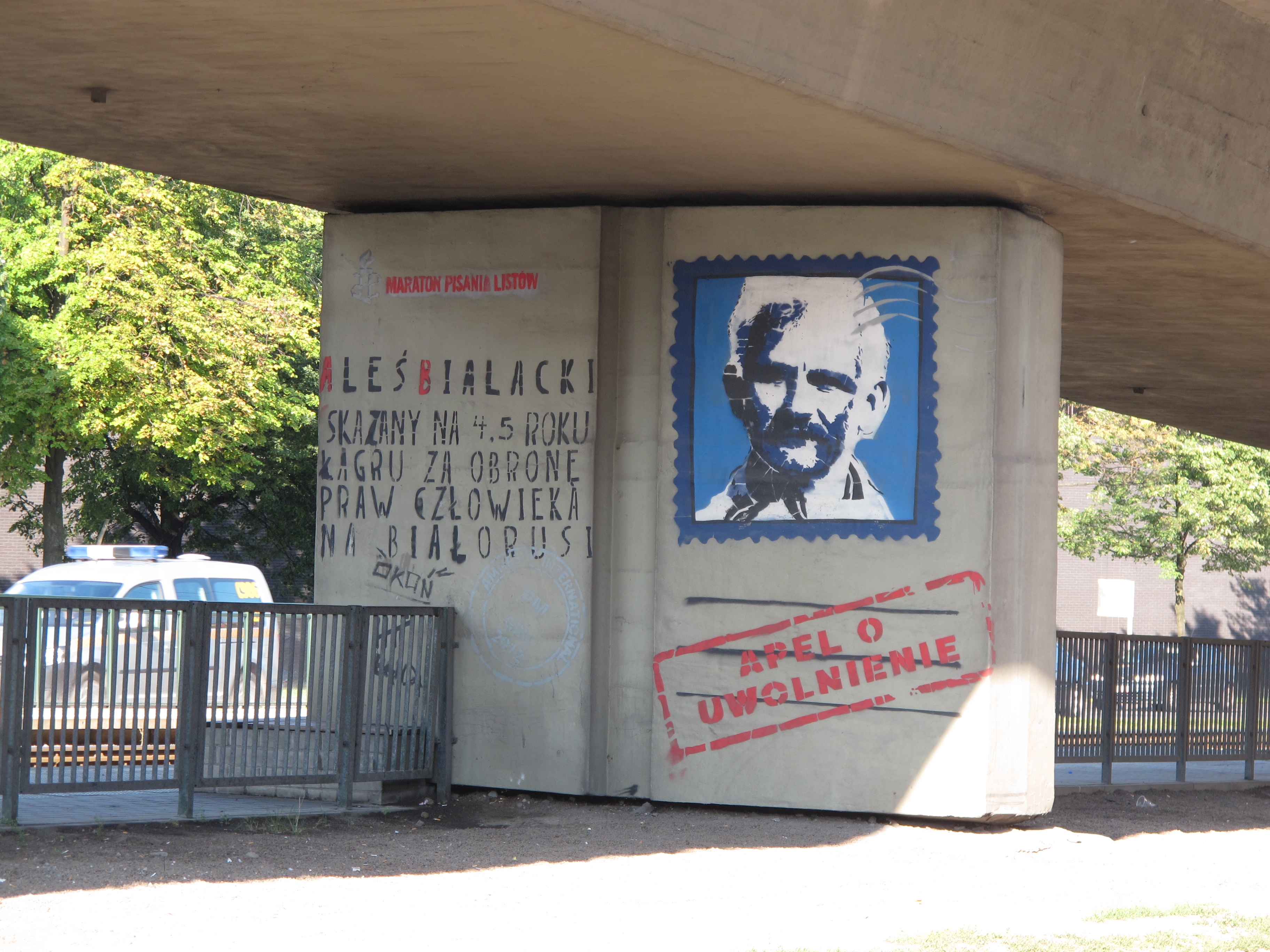 Grafiti di Gdańsk yang menggambarkan aktivis hak asasi manusia Belarus Ales Bialiatski
