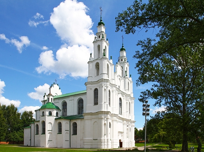 Katedral Saint Sophia di Polotsk adalah salah satu gereja tertua di Belarus. Gayanya sekarang adalah contoh ideal seni bina barok di bekas Komanwel Poland-Lithuania.