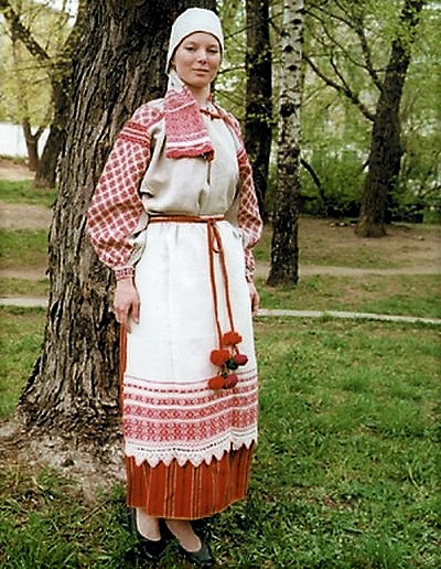 Wanita Belarus memakai pakaian petani tradisional. Gambar diambil pada tahun 2007.