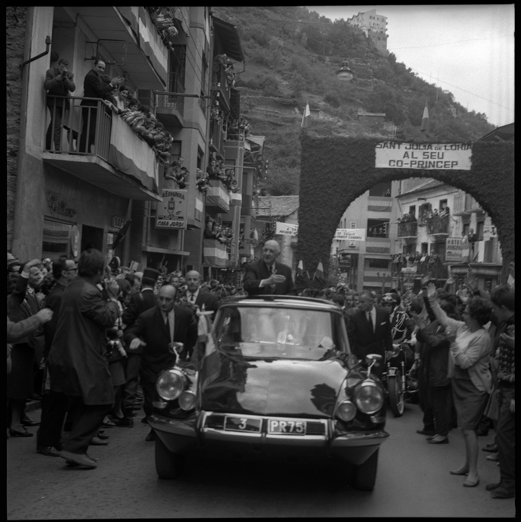 Pangeran Bersama Charles de Gaulle di jalanan Sant Julià de Lòria di Andorra, Oktober 1967