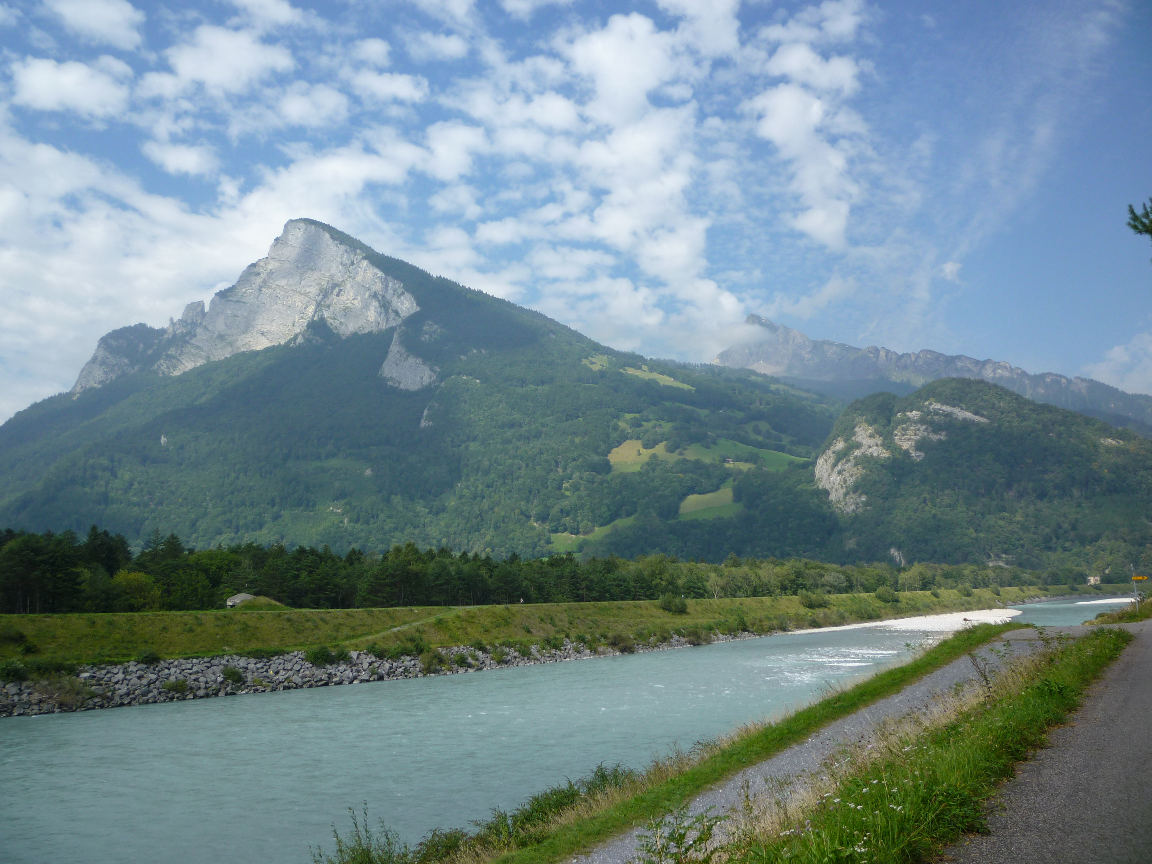 Sông Rhine: biên giới giữa Liechtenstein và Thụy Sĩ (nhìn về phía dãy Alps Thụy Sĩ)