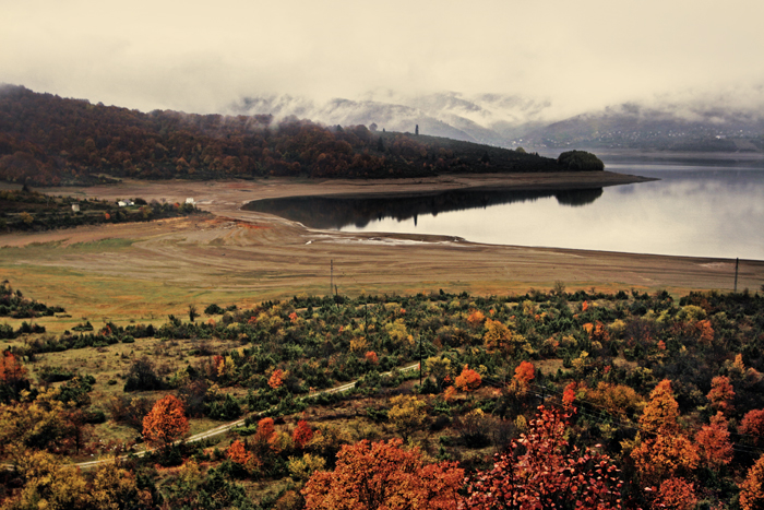 Hồ Mavrovo vào mùa thu