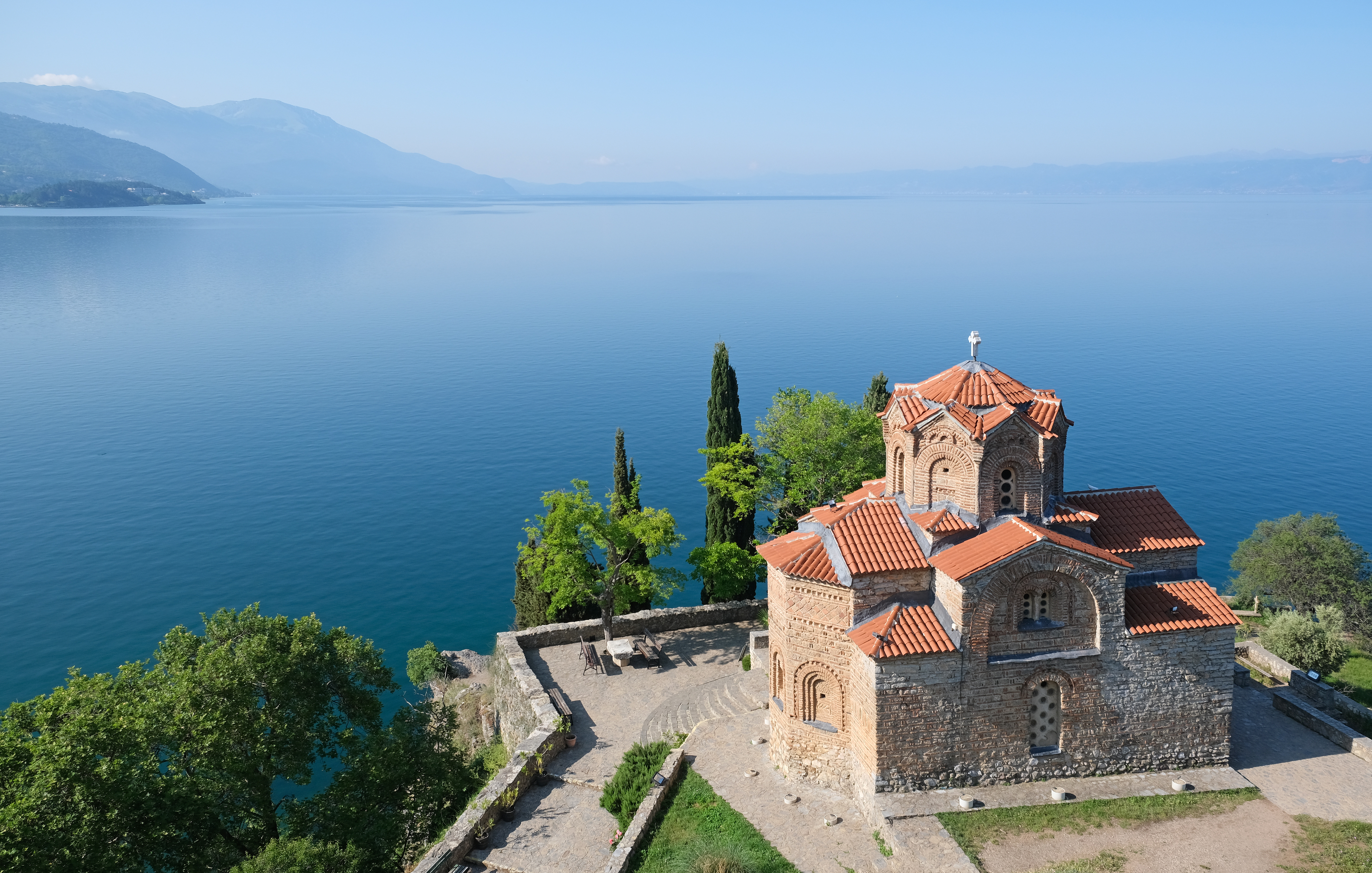 Nhà thờ Thánh Gioan ở Kaneo và Hồ Ohrid, một trong những điểm du lịch nổi tiếng nhất ở Bắc Macedonia