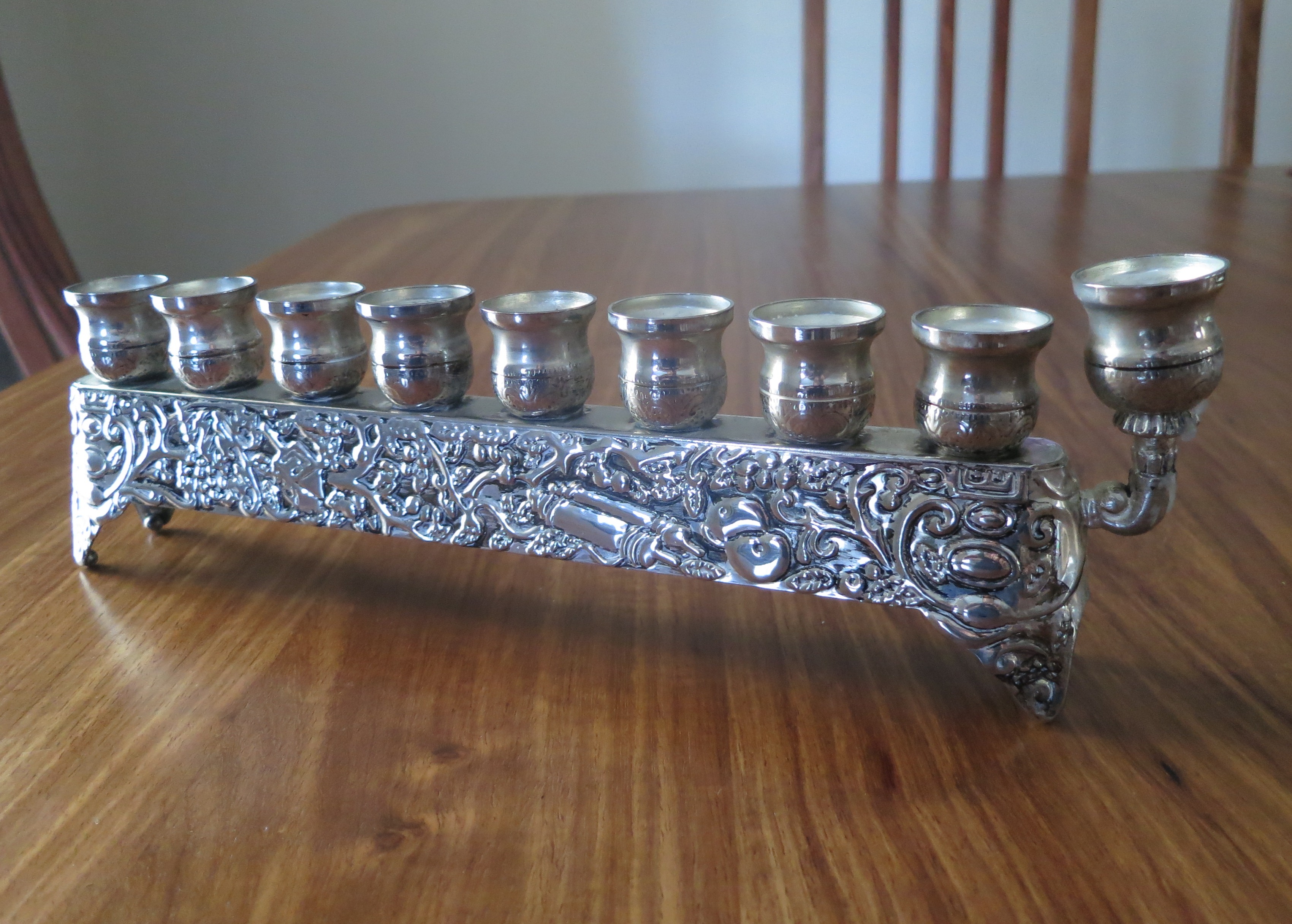 Một cây menorah bạc thế kỷ 19