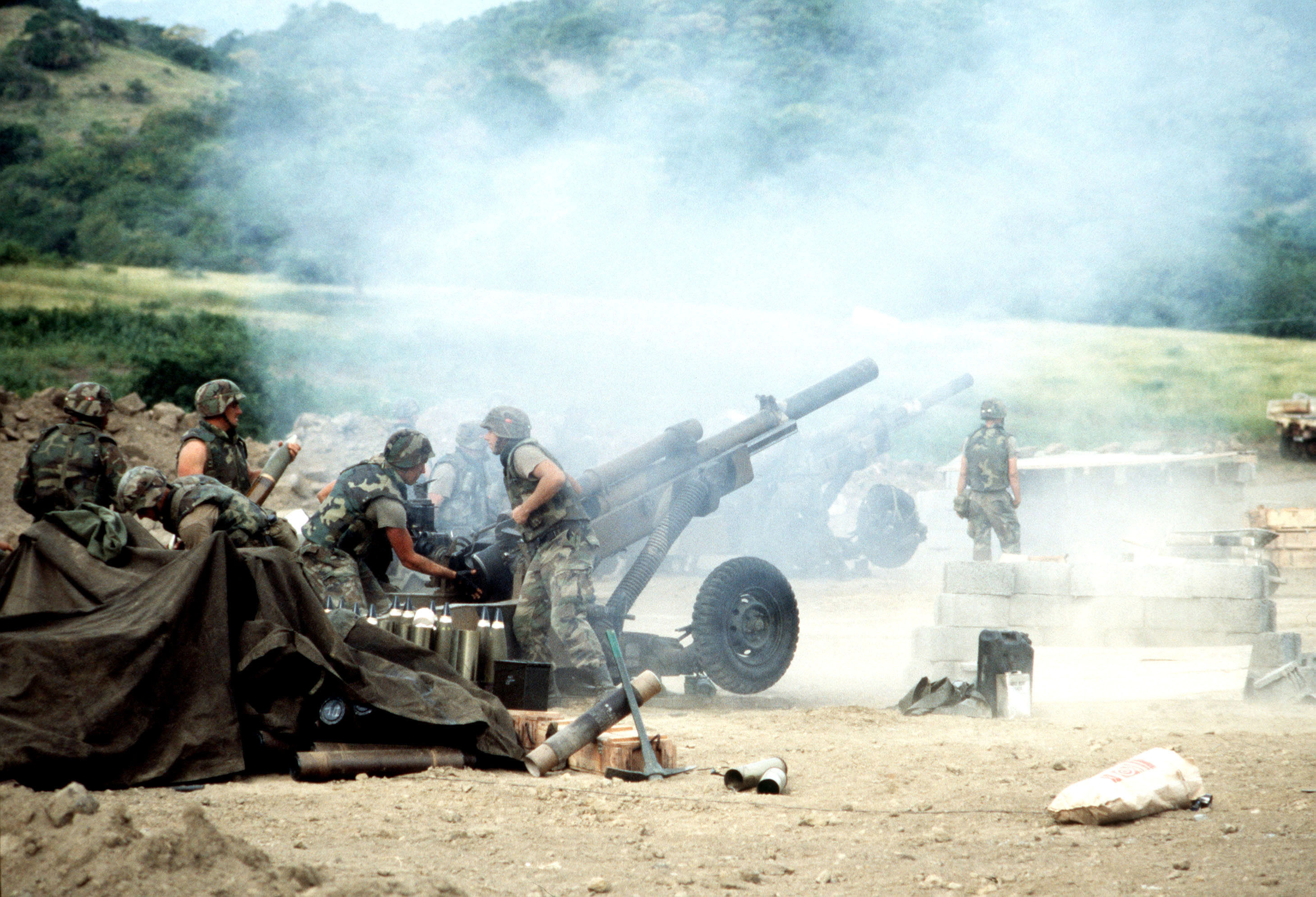 Howitzer M102 dari Resimen Artileri Medan ke-320 menembak selama invasi ke Grenada tahun 1983.