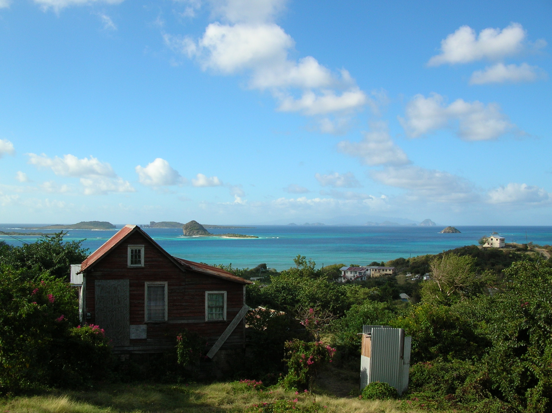 Pemandangan Carriacou, dengan pulau-pulau Grenadine lainnya terlihat di kejauhan.