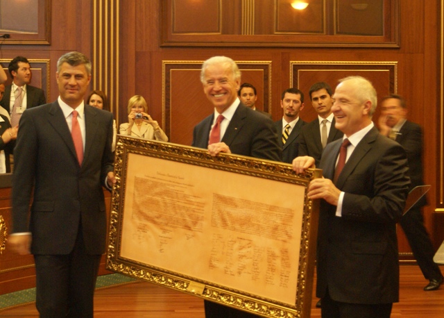 Thủ tướng Kosovo Hashim Thaçi, Phó Tổng thống Hoa Kỳ lúc bấy giờ Joe Biden và Tổng thống Kosovo Fatmir Sejdiu cùng với Tuyên bố Độc lập Kosovo.