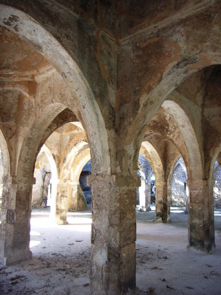 Di tích Đại Thánh đường Kilwa Kisiwani tại Kilwa Kisiwani