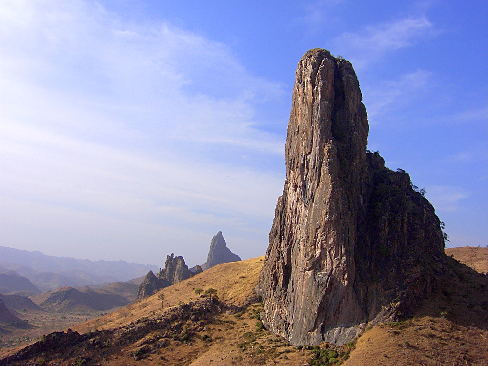 Sumbat vulkanik menghiasi lanskap dekat Rhumsiki, Region Far North