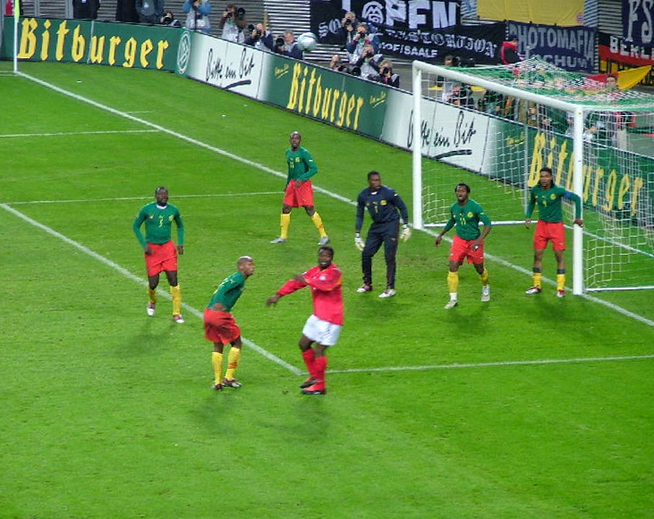 Kamerun menghadapi Jerman di Zentralstadion di Leipzig, 17 November 2004