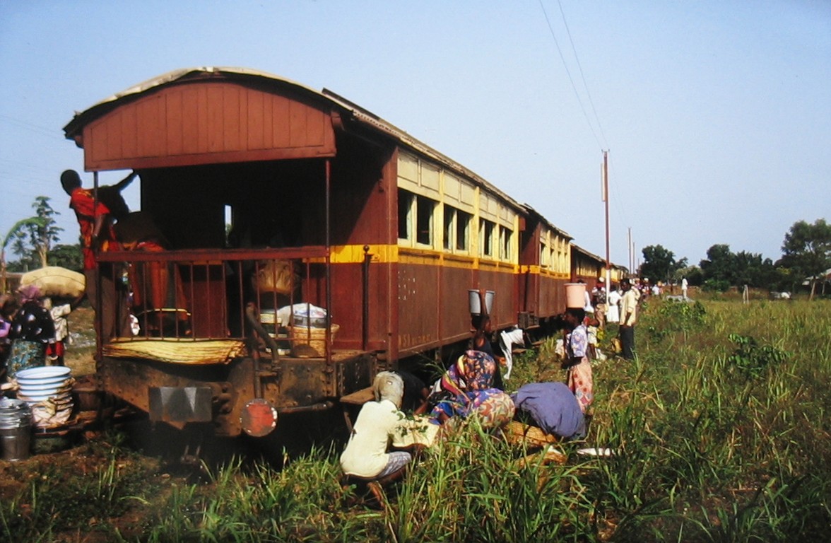 A train from Lomé to Kpalimé at an intermediate station in February 1990, showing the narrow-gauge railway.