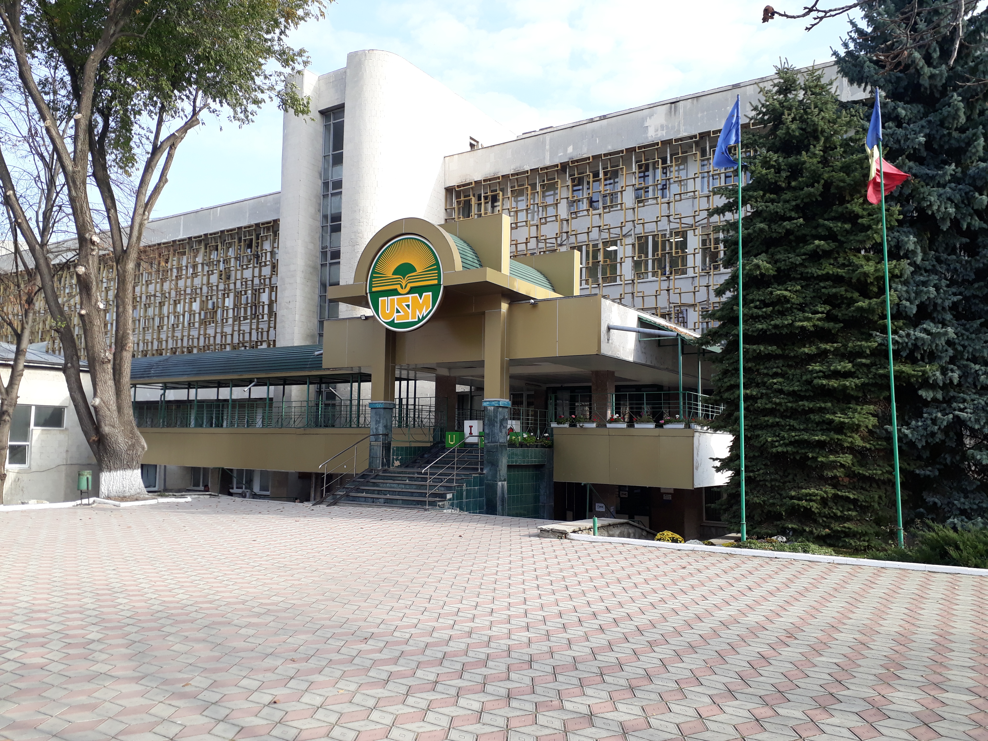 モルドバ国立大学本館入口